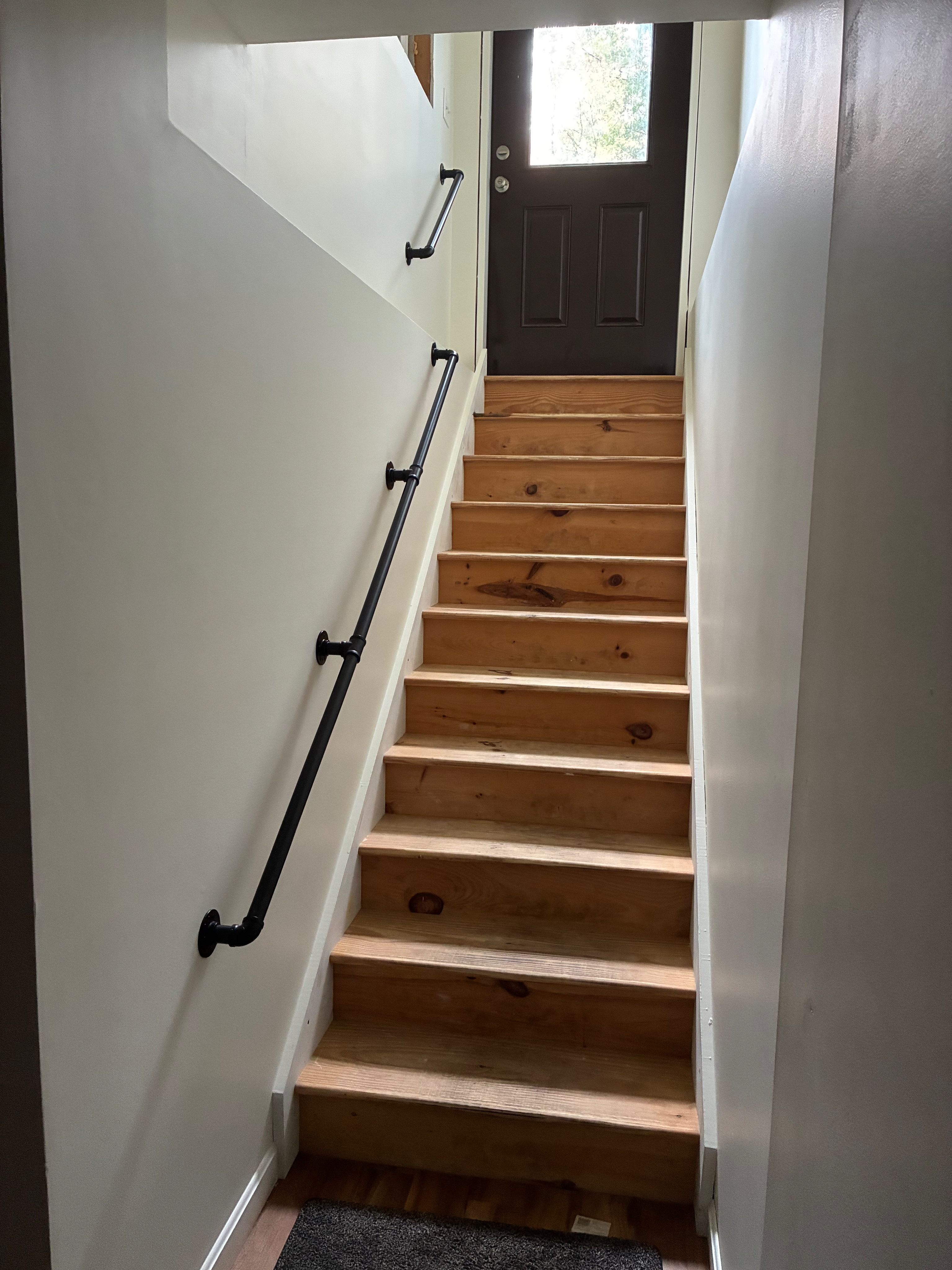 Modern freshly painted basement apartment - Photo 4
