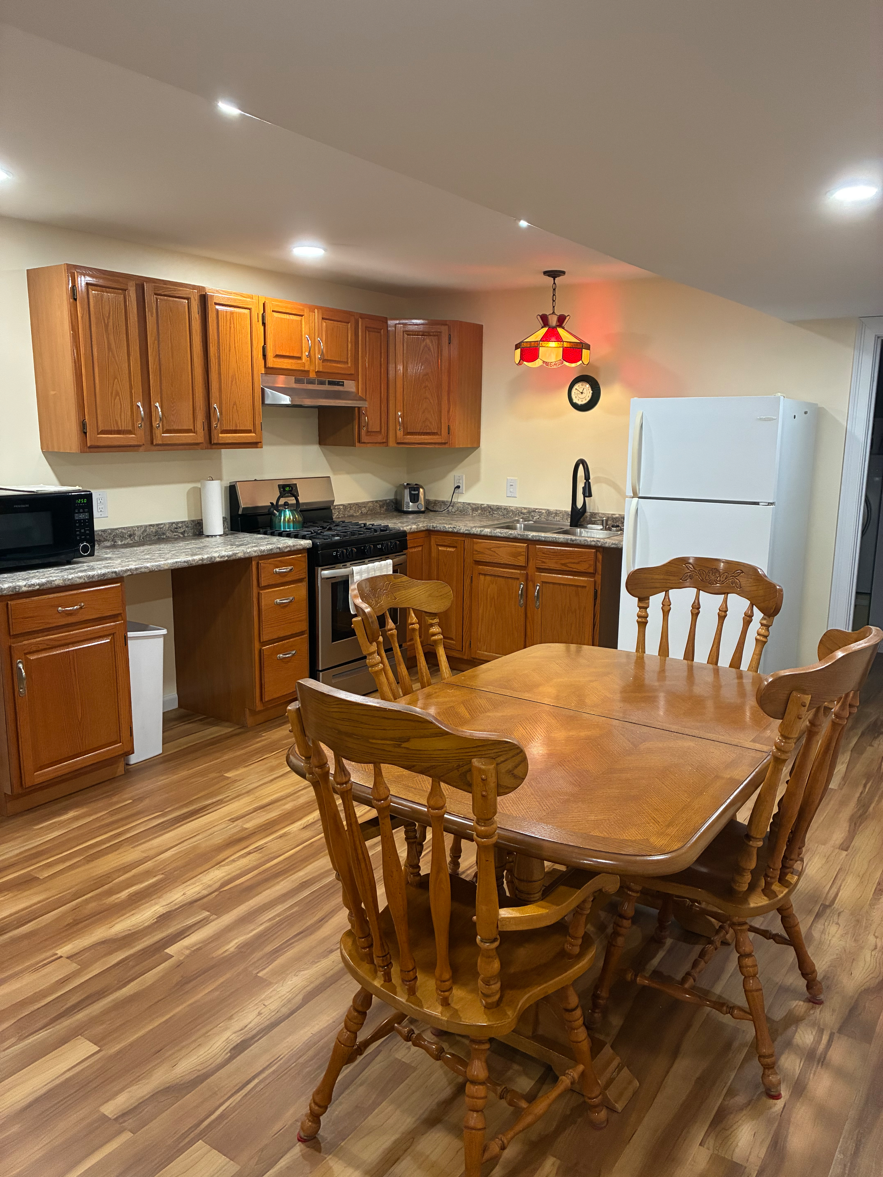 Modern freshly painted basement apartment - Photo 8