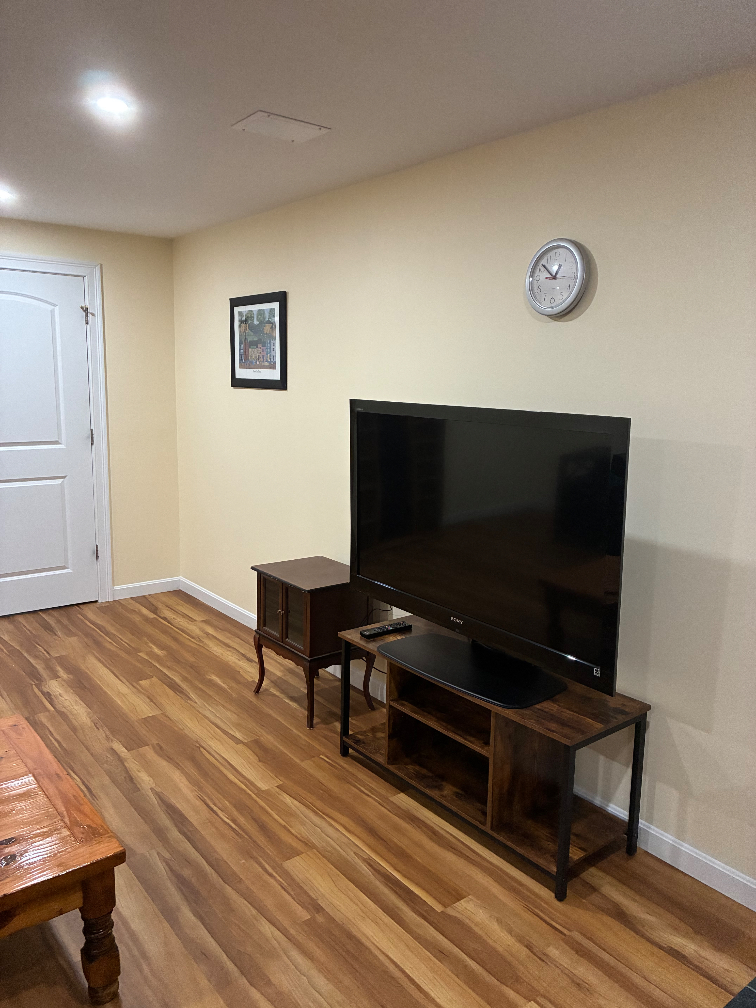 Modern freshly painted basement apartment - Photo 6