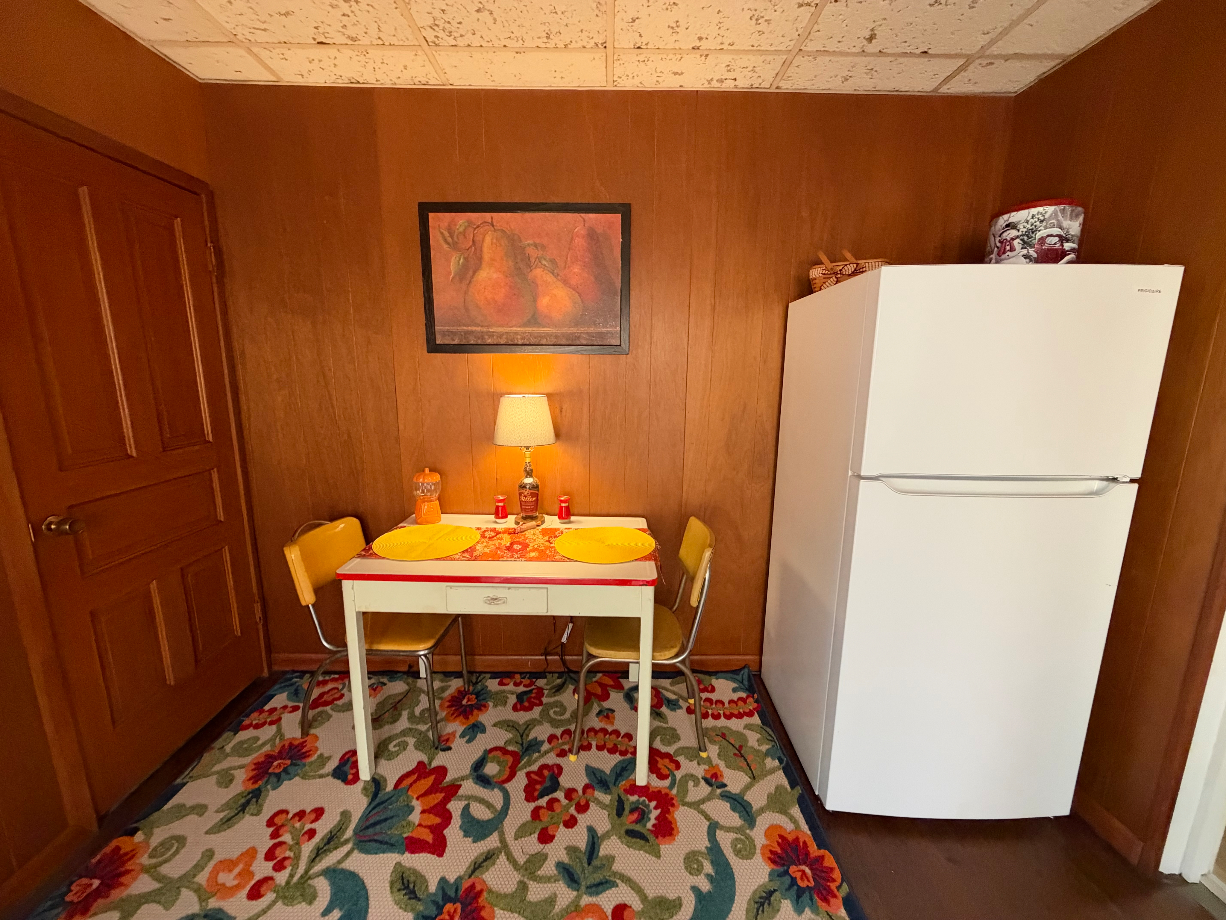 Vintage decorated 1 Bedroom apartment with all utilities and WiFi- Quiet street - Photo 8