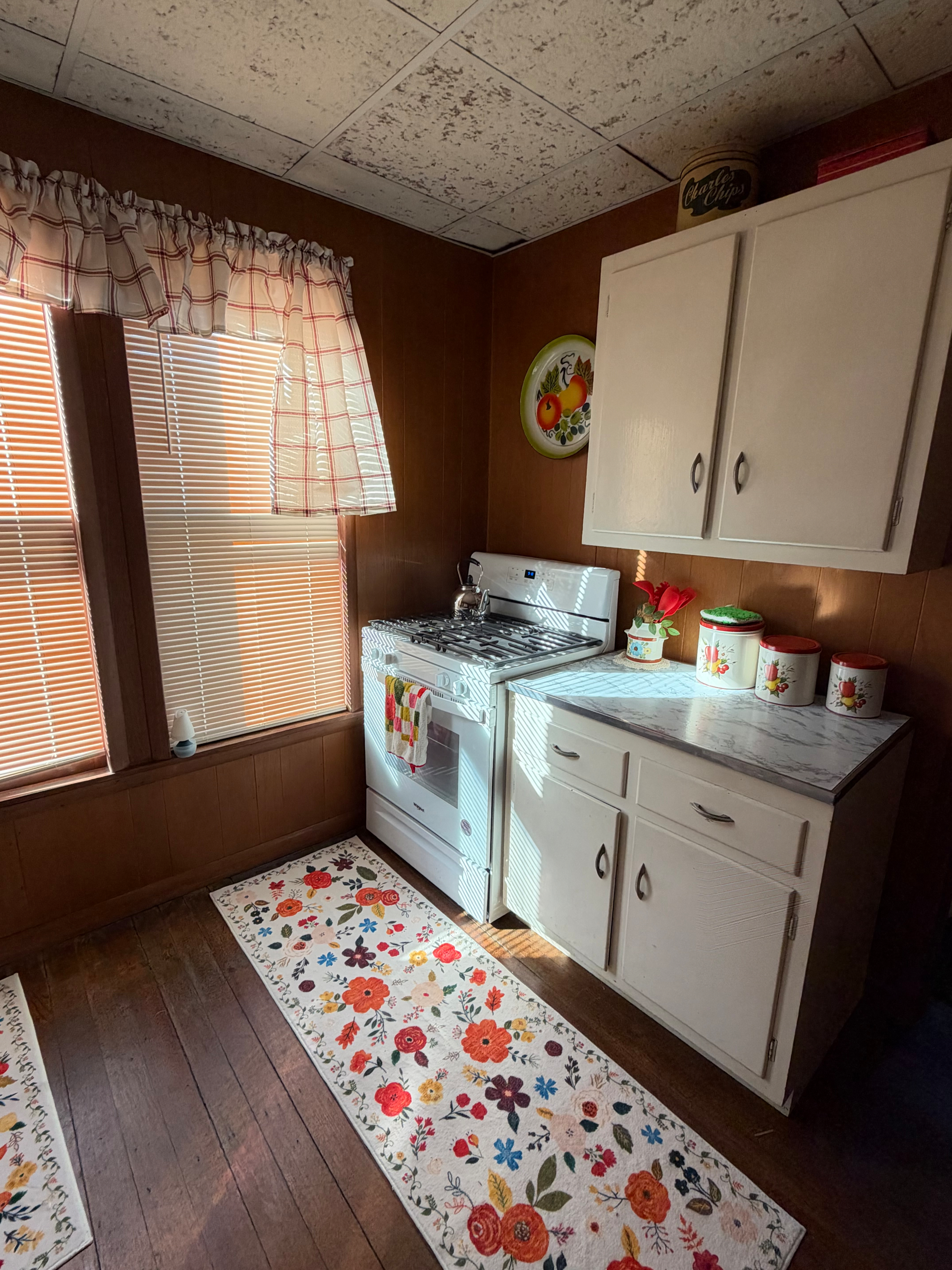 Vintage decorated 1 Bedroom apartment with all utilities and WiFi- Quiet street - Photo 7