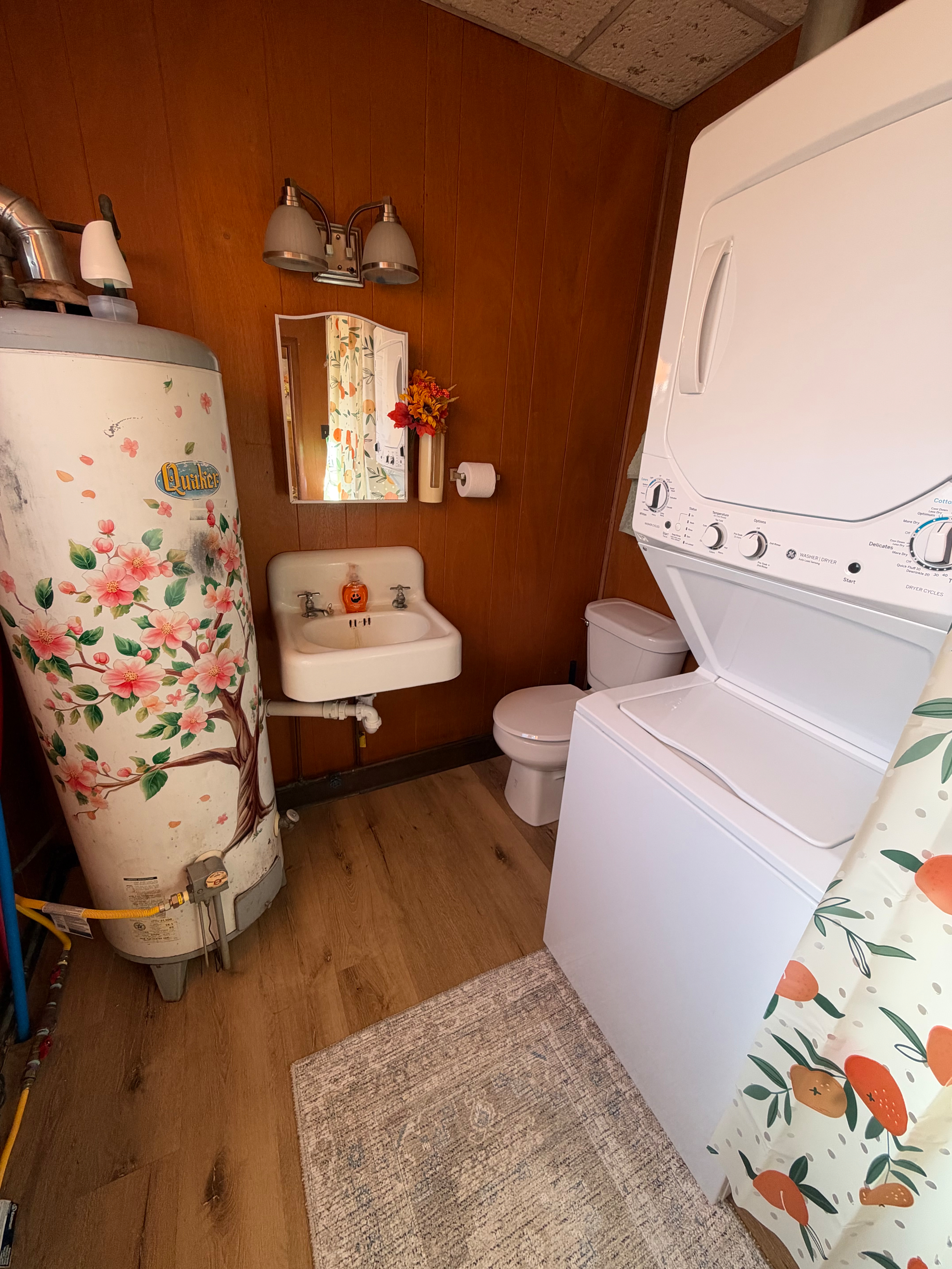 Vintage decorated 1 Bedroom apartment with all utilities and WiFi- Quiet street - Photo 11