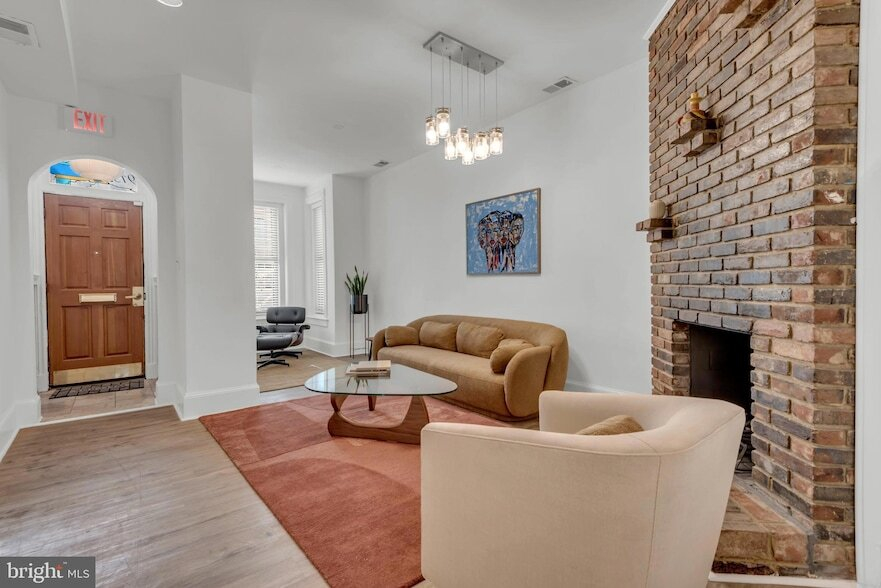 Stylish & Spacious 4BR Townhome - Fully Furnished - 3 Levels - Walk to Downtown DC - Photo 2