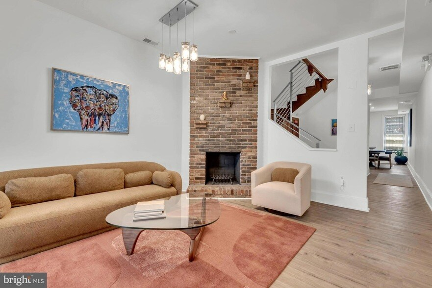 Stylish & Spacious 4BR Townhome - Fully Furnished - 3 Levels - Walk to Downtown DC - Photo 3