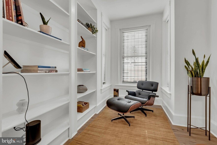 Stylish & Spacious 4BR Townhome - Fully Furnished - 3 Levels - Walk to Downtown DC - Photo 4