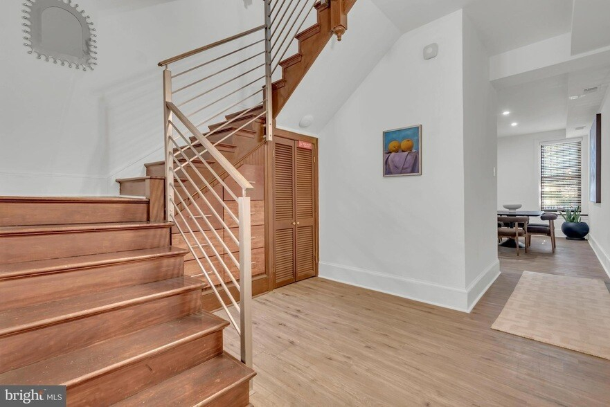 Stylish & Spacious 4BR Townhome - Fully Furnished - 3 Levels - Walk to Downtown DC - Photo 5