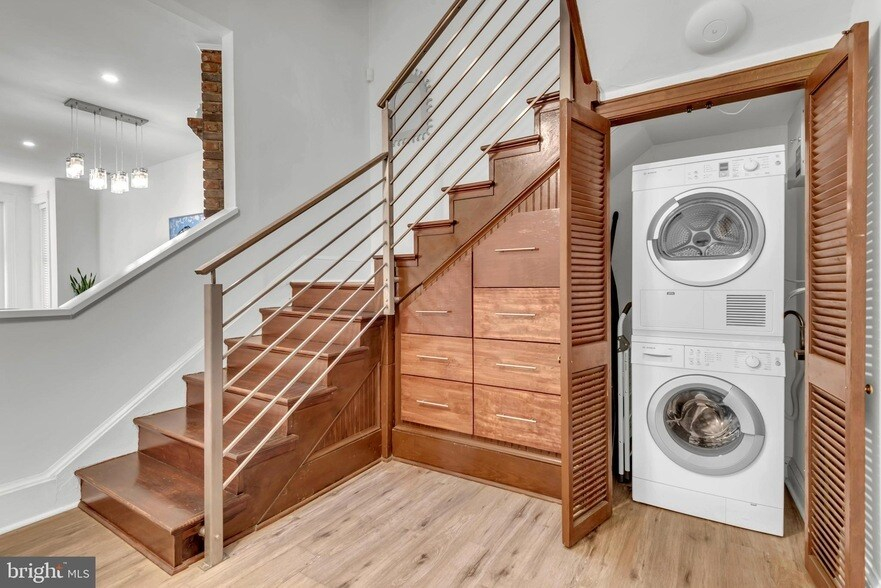 Stylish & Spacious 4BR Townhome - Fully Furnished - 3 Levels - Walk to Downtown DC - Photo 7