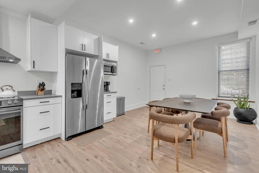 Stylish & Spacious 4BR Townhome - Fully Furnished - 3 Levels - Walk to Downtown DC - Photo 8