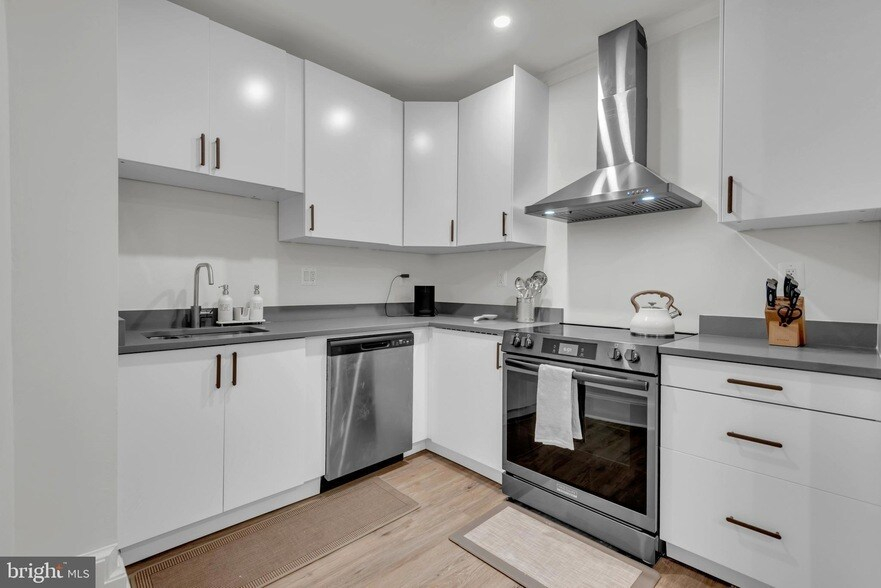 Stylish & Spacious 4BR Townhome - Fully Furnished - 3 Levels - Walk to Downtown DC - Photo 9