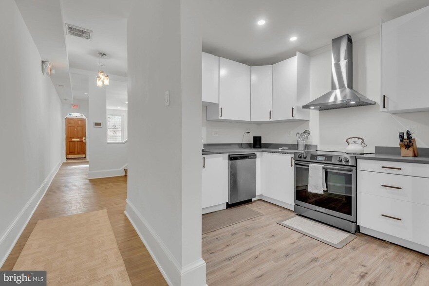 Stylish & Spacious 4BR Townhome - Fully Furnished - 3 Levels - Walk to Downtown DC - Photo 10