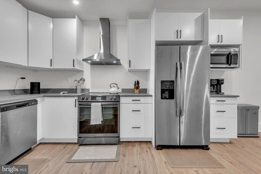 Stylish & Spacious 4BR Townhome - Fully Furnished - 3 Levels - Walk to Downtown DC - Photo 11