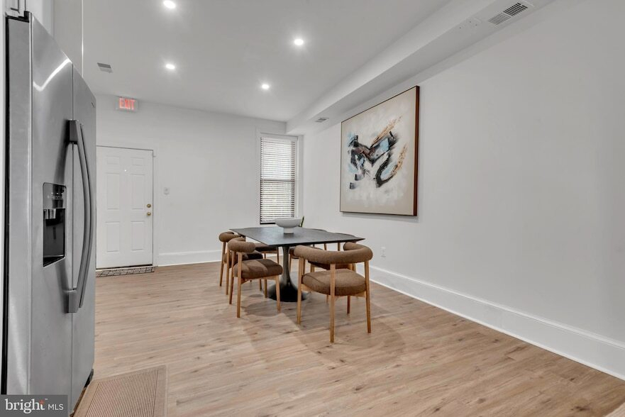 Stylish & Spacious 4BR Townhome - Fully Furnished - 3 Levels - Walk to Downtown DC - Photo 12