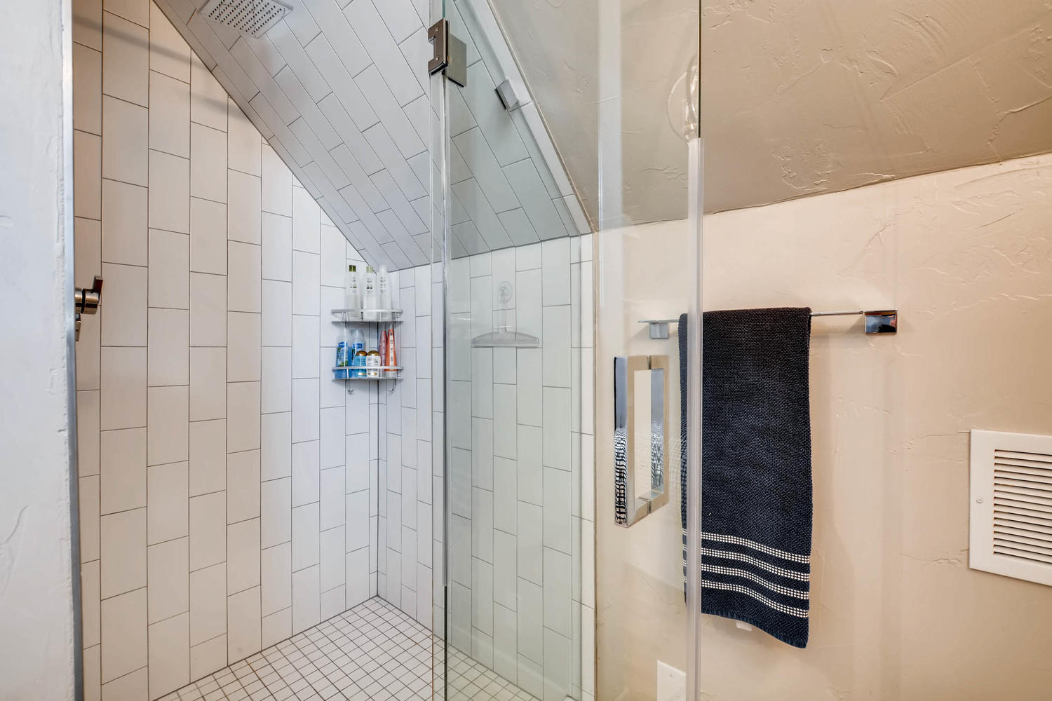 Cozy Carriage House | Big City Energy, Neighborhood Charm - Photo 8