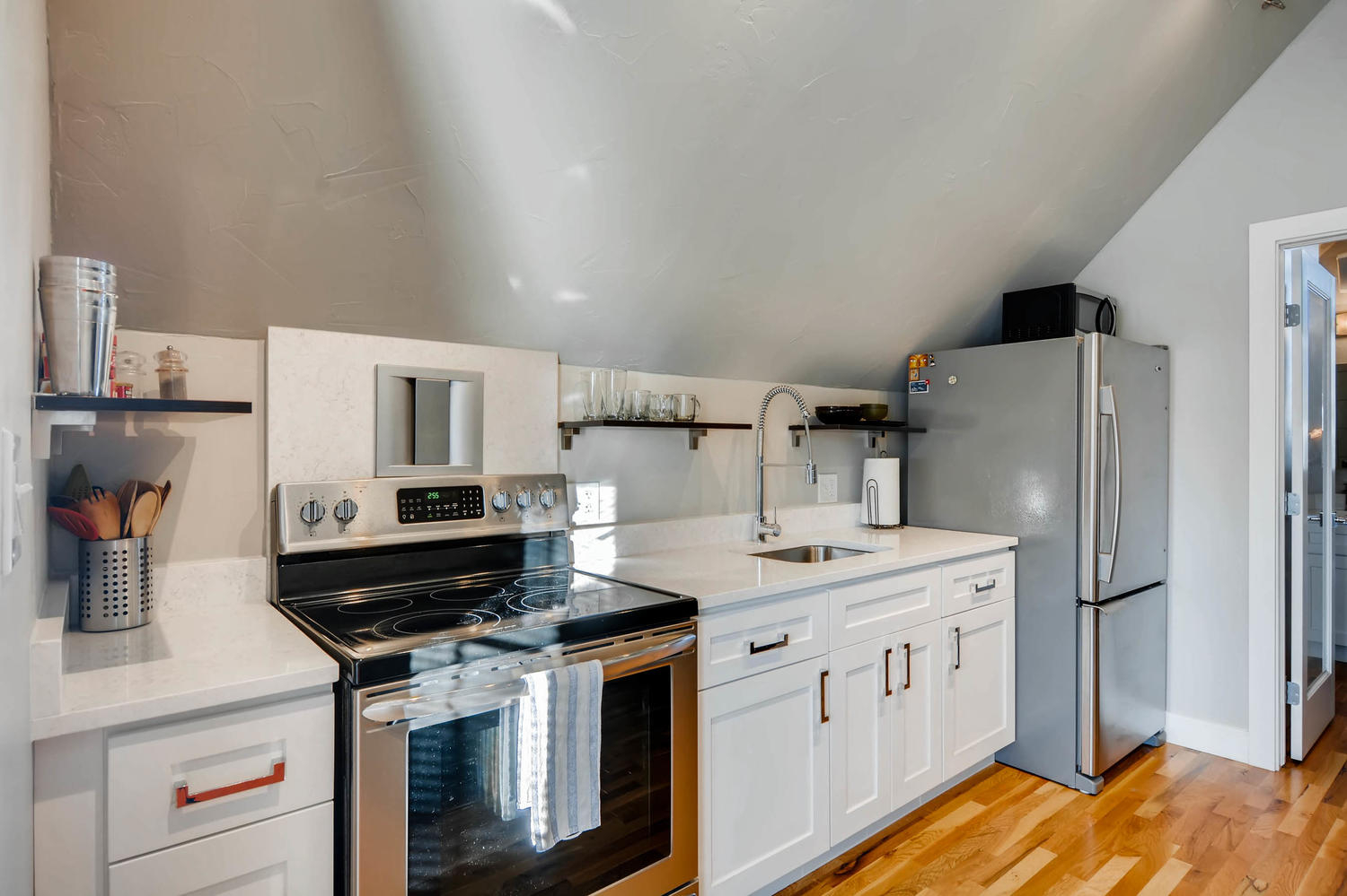Cozy Carriage House | Big City Energy, Neighborhood Charm - Photo 3