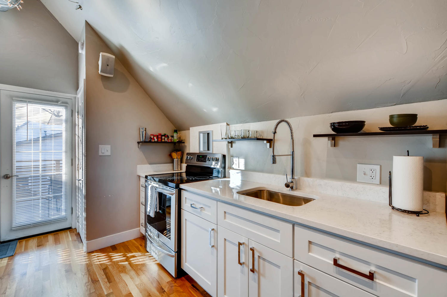 Cozy Carriage House | Big City Energy, Neighborhood Charm - Photo 4
