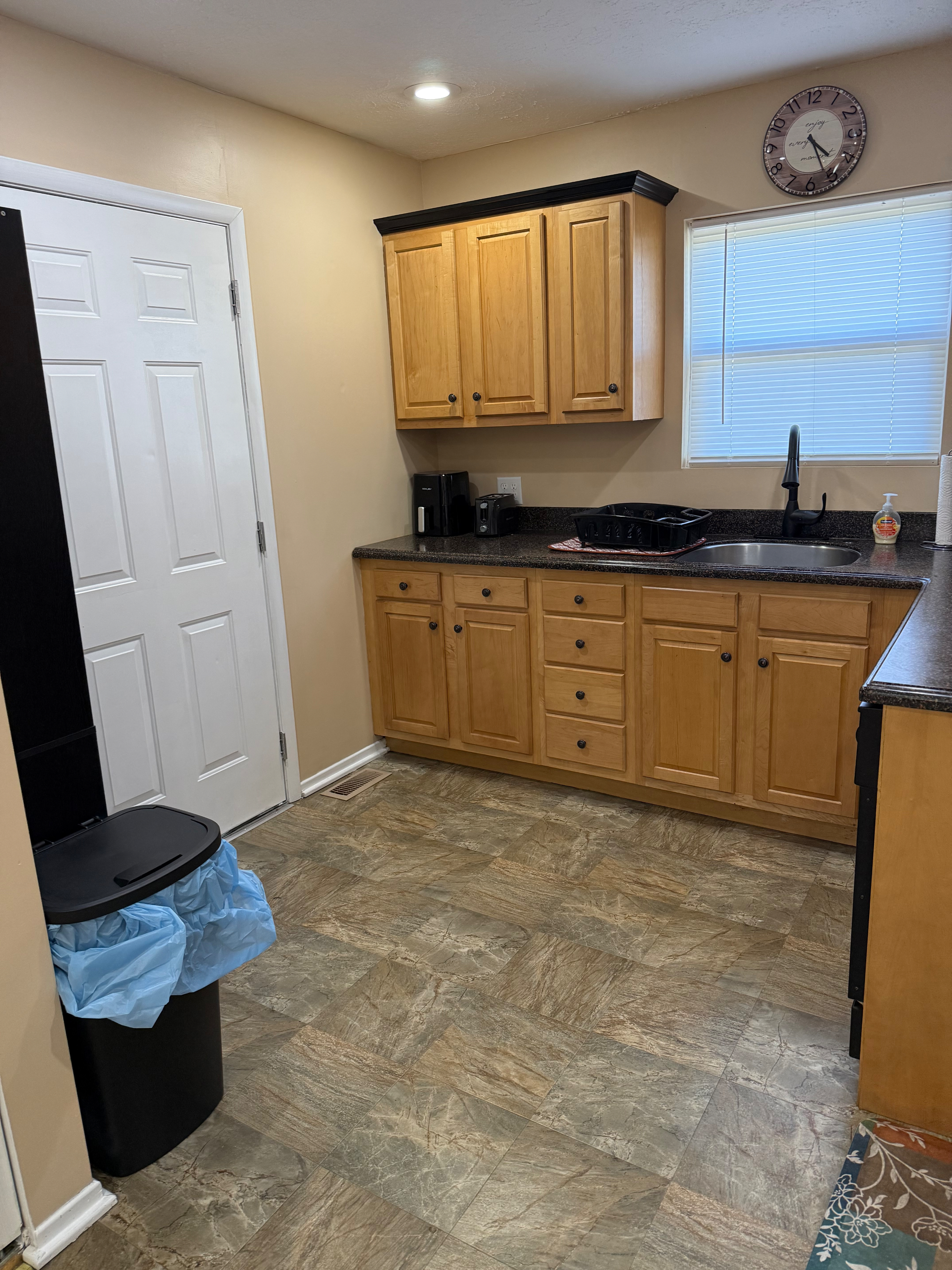 2 bedroom private entrance apartment - Photo 7