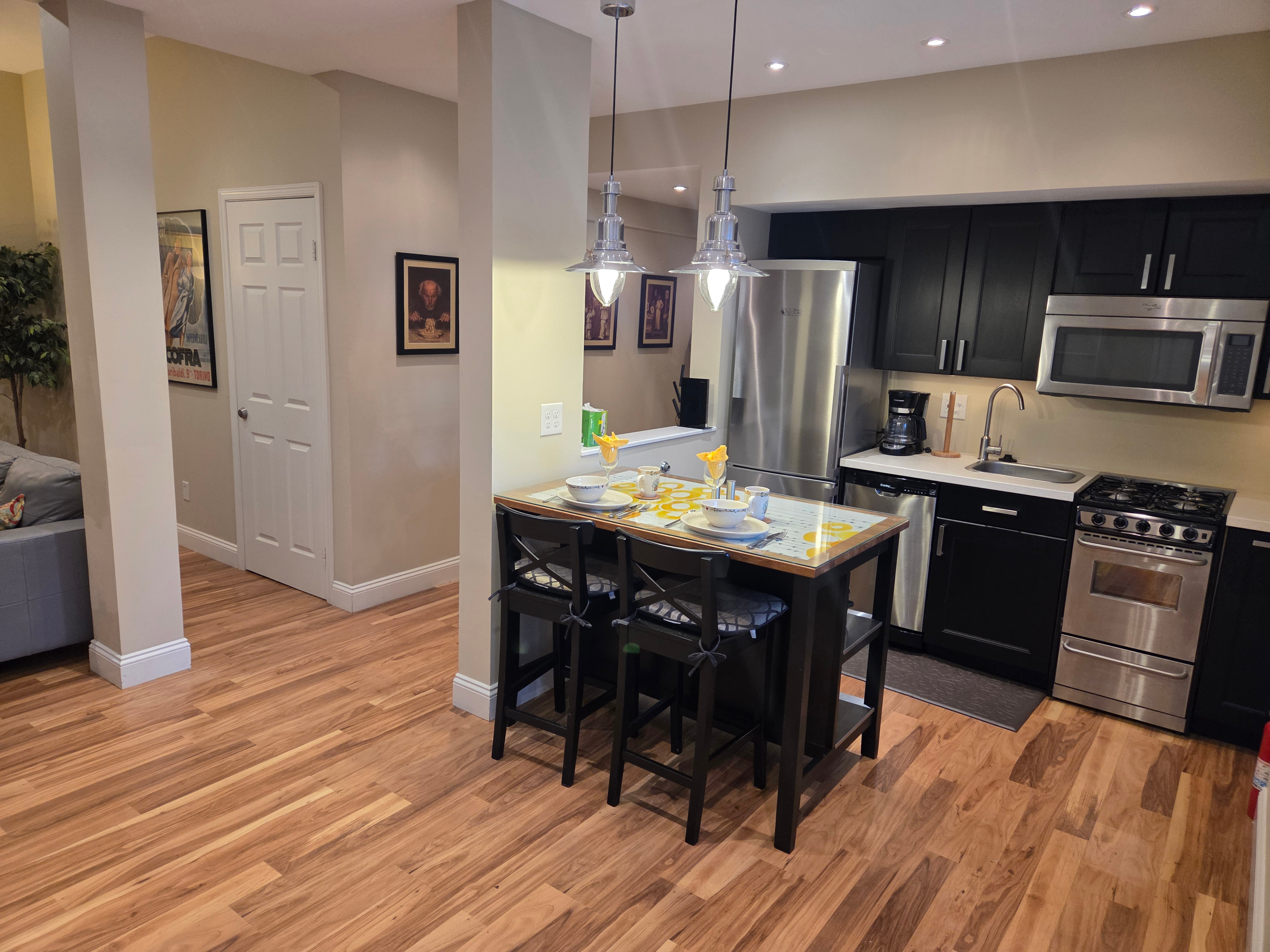 Location, Location, Location 2 Bed 2 Bath Fully Furnished Cottage