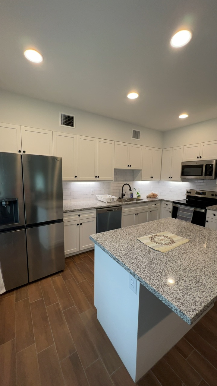 Spacious Furnished Room Near Energy Corridor | Queen + Twin Bed - Photo 10