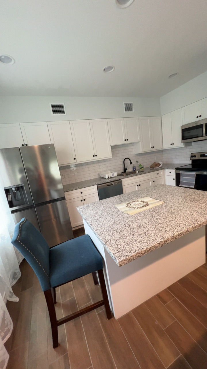 Spacious Furnished Room Near Energy Corridor | Queen + Twin Bed - Photo 12