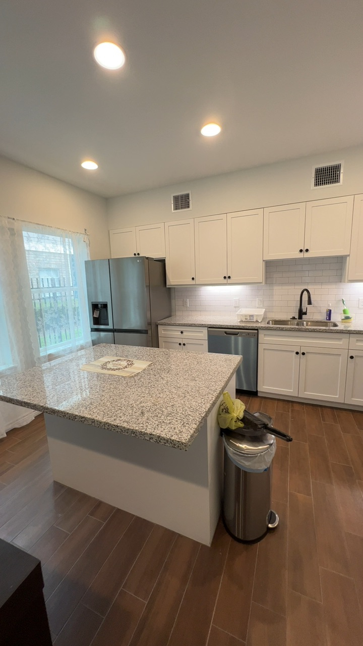 Spacious Furnished Room Near Energy Corridor | Queen + Twin Bed - Photo 11