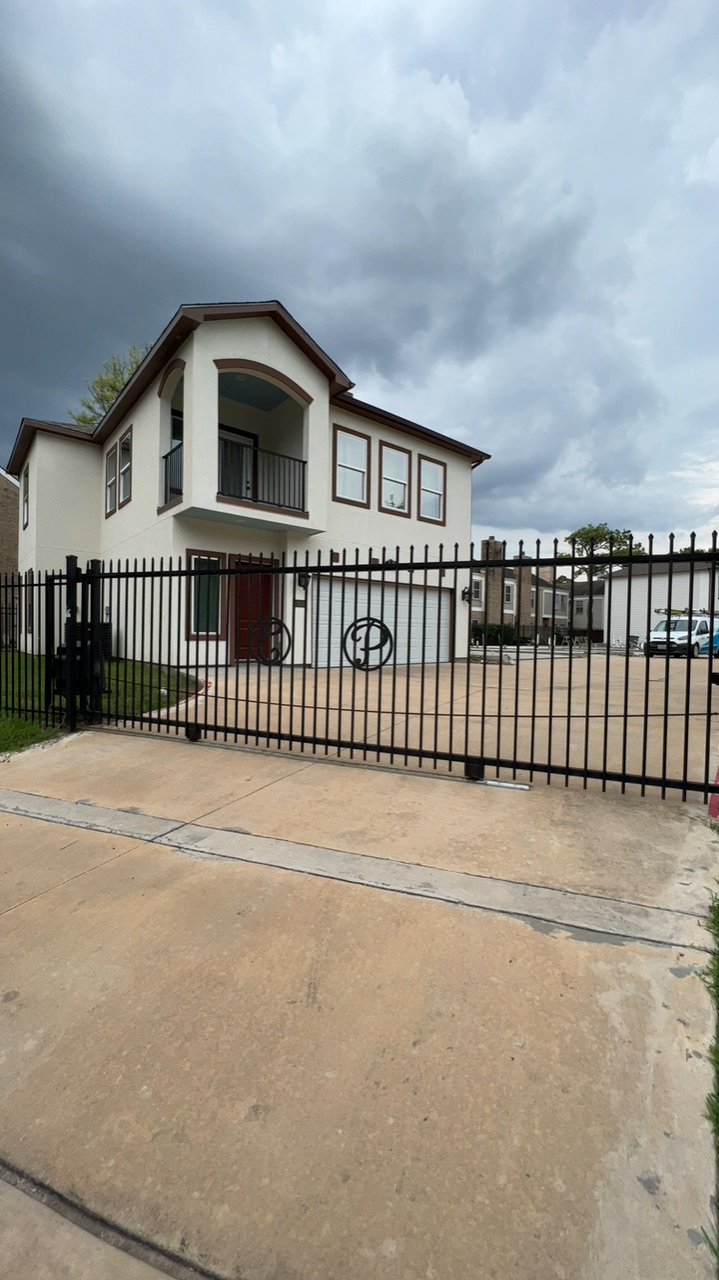 Spacious Furnished Room Near Energy Corridor | Queen + Twin Bed
