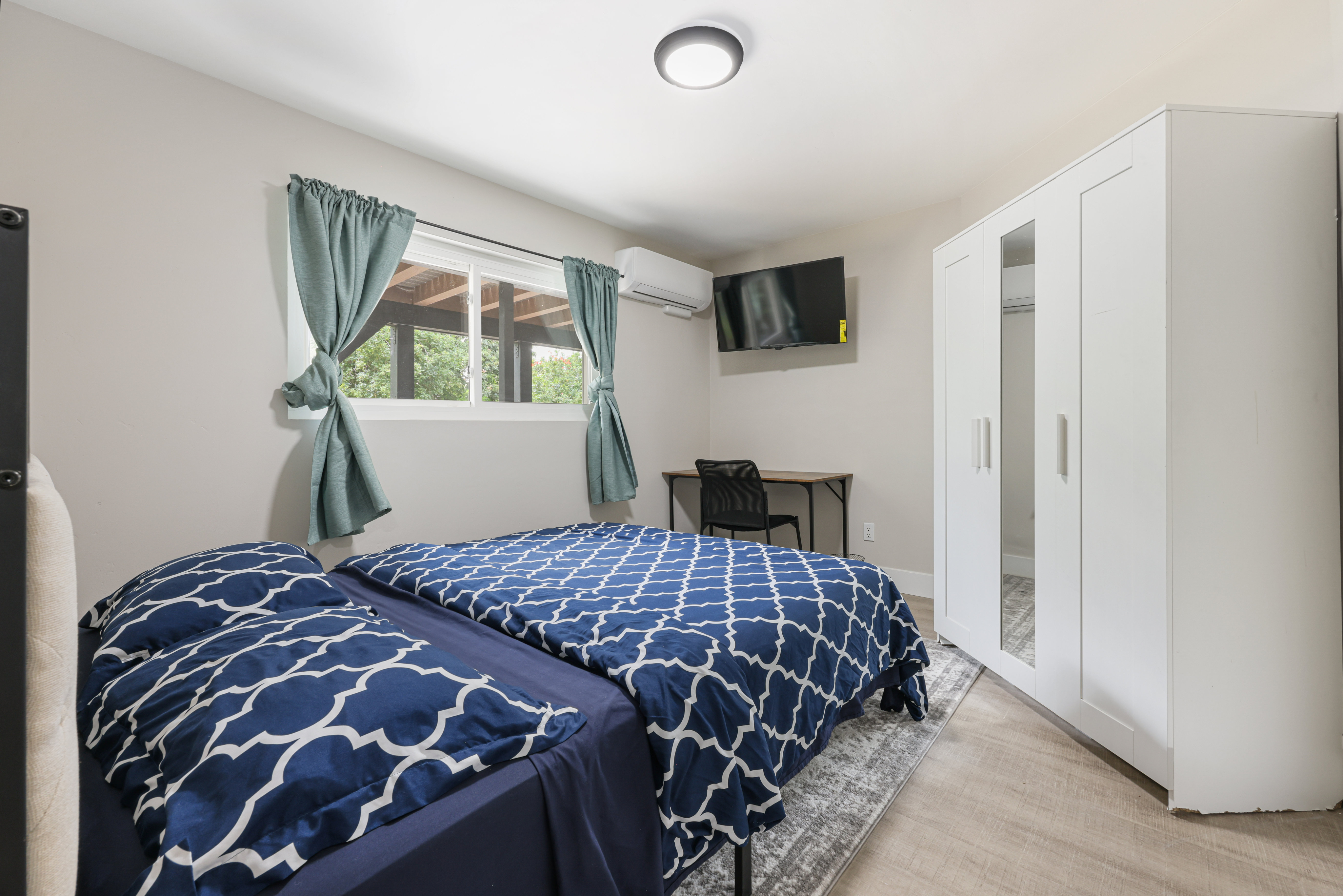 Luxury Remodeled Furnished Private Room with Smart TV, Laundry Access, Patio, and Hot Tub (D) - Photo 5