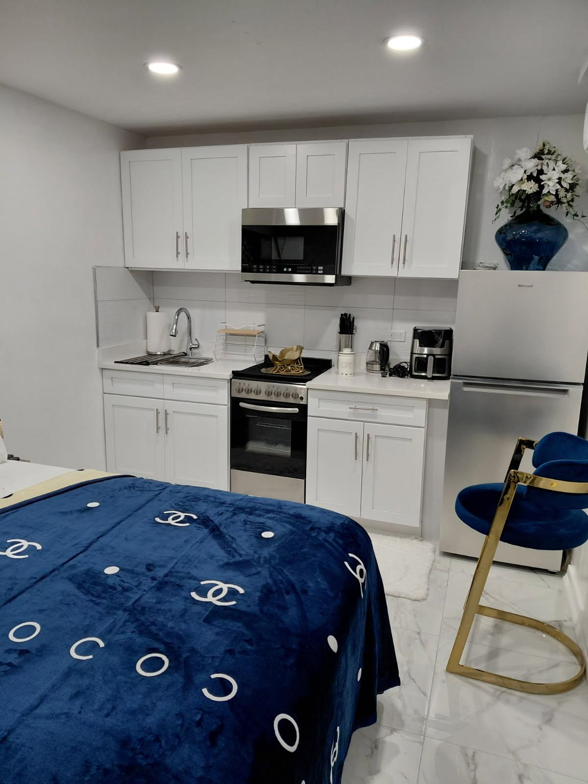 Private East New York Queen Suite Near Public Transit and Gateway Center Mall - Photo 2