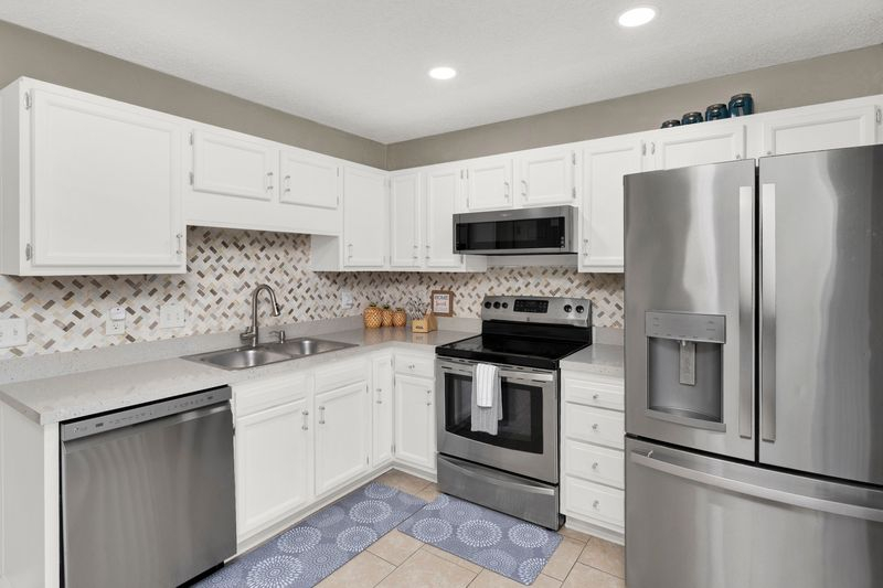 Direct Waterfront Gem, Newly Renovated Large 3/2 Townhome - Photo 11