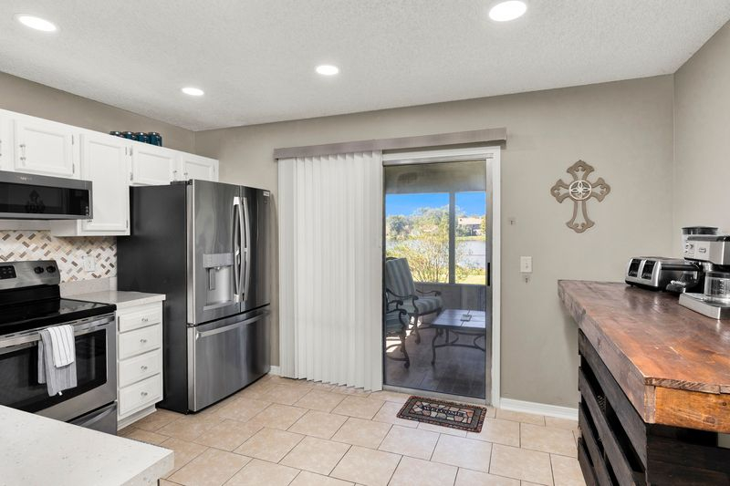 Direct Waterfront Gem, Newly Renovated Large 3/2 Townhome - Photo 10