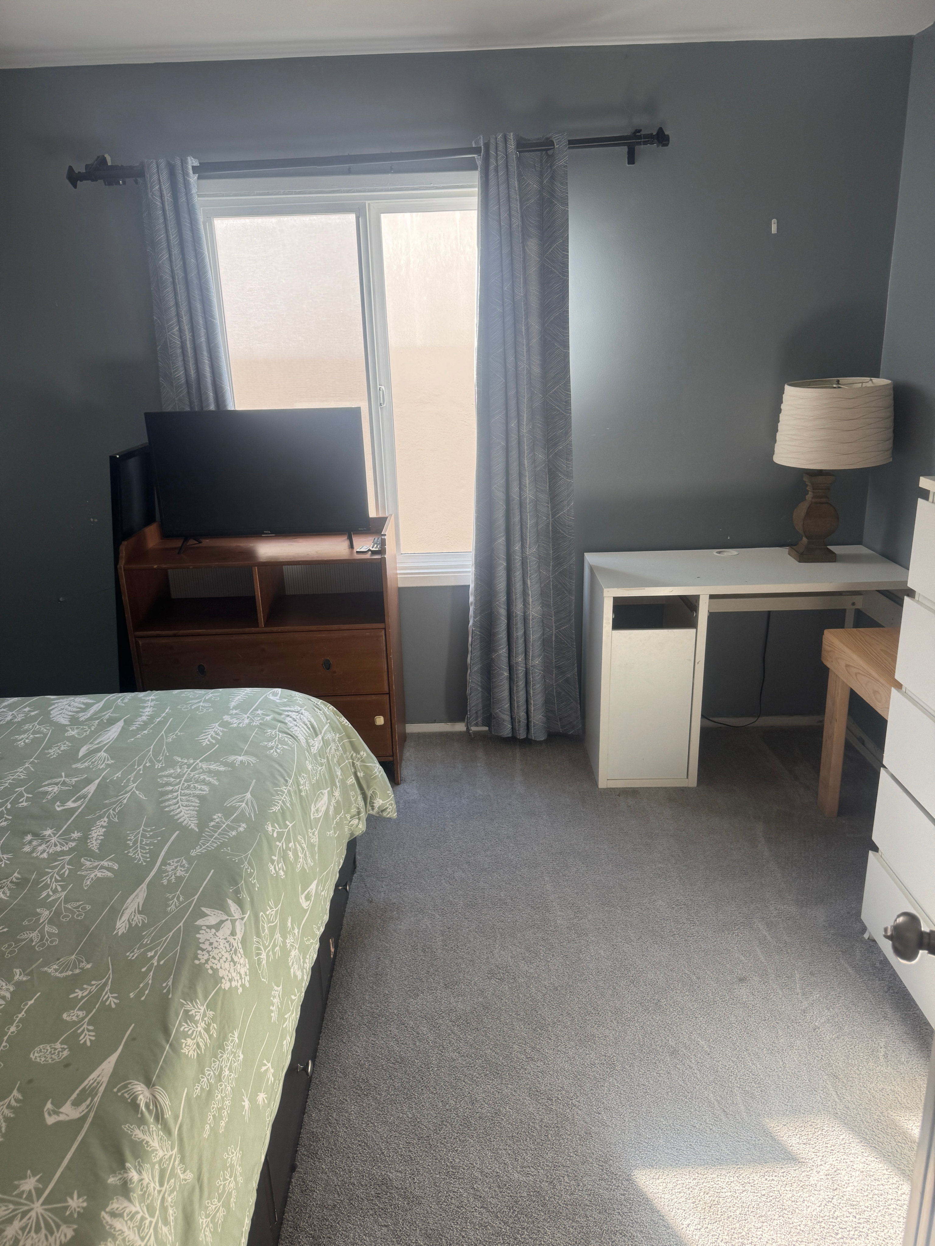 Spacious Furnished Room w/ Private Bath, SF Lakeshore, All-Inclusive - Photo 1