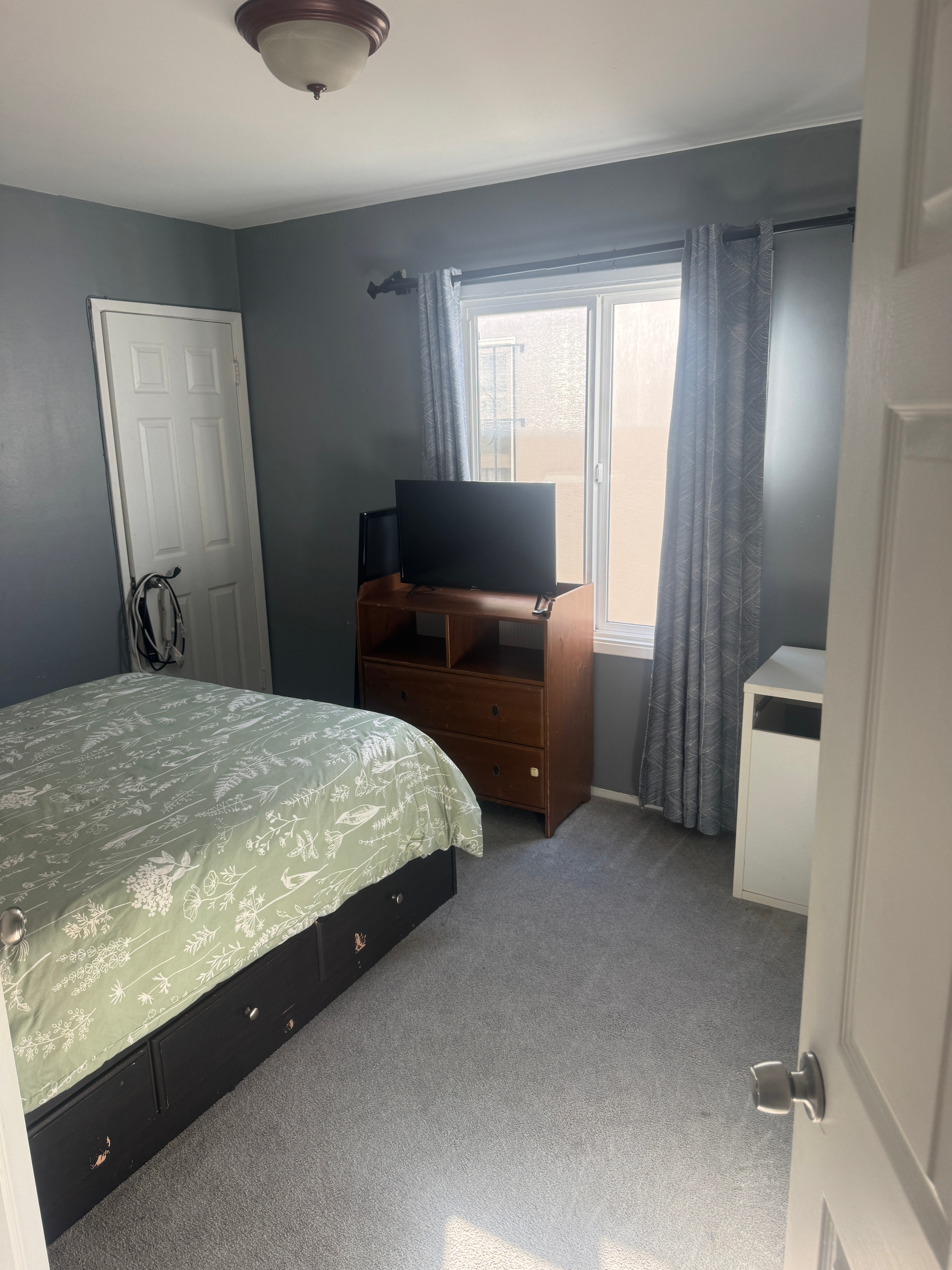 Spacious Furnished Room w/ Private Bath, SF Lakeshore, All-Inclusive - Photo 3