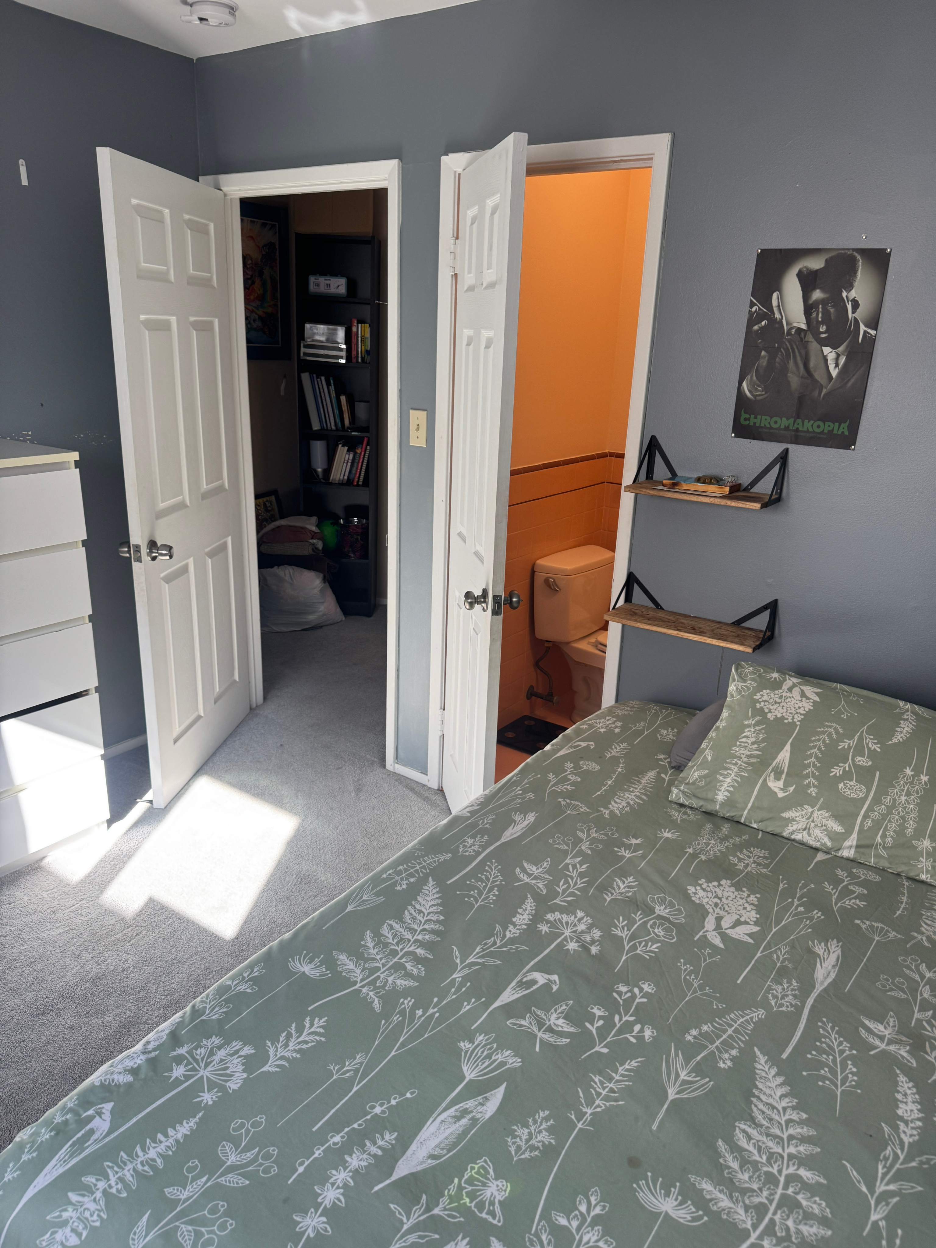 Spacious Furnished Room w/ Private Bath, SF Lakeshore, All-Inclusive - Photo 4
