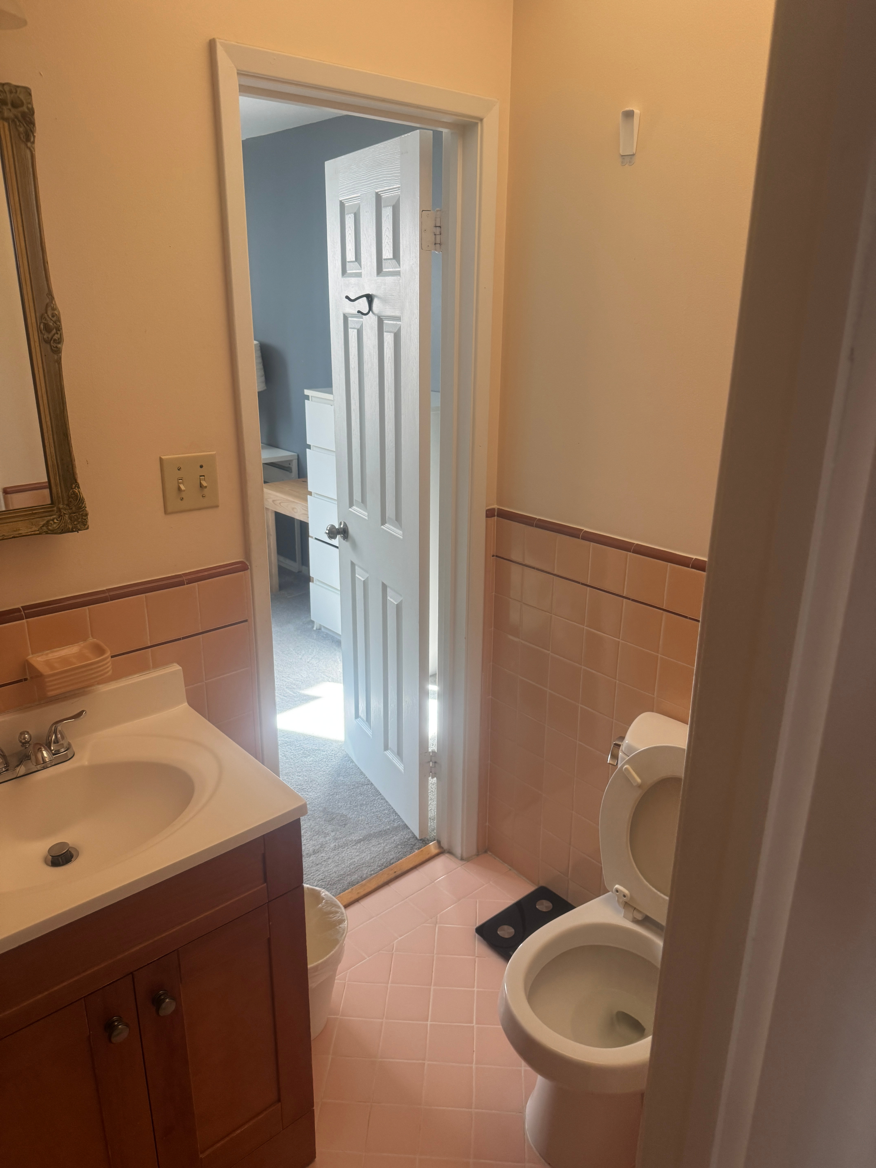 Spacious Furnished Room w/ Private Bath, SF Lakeshore, All-Inclusive - Photo 5