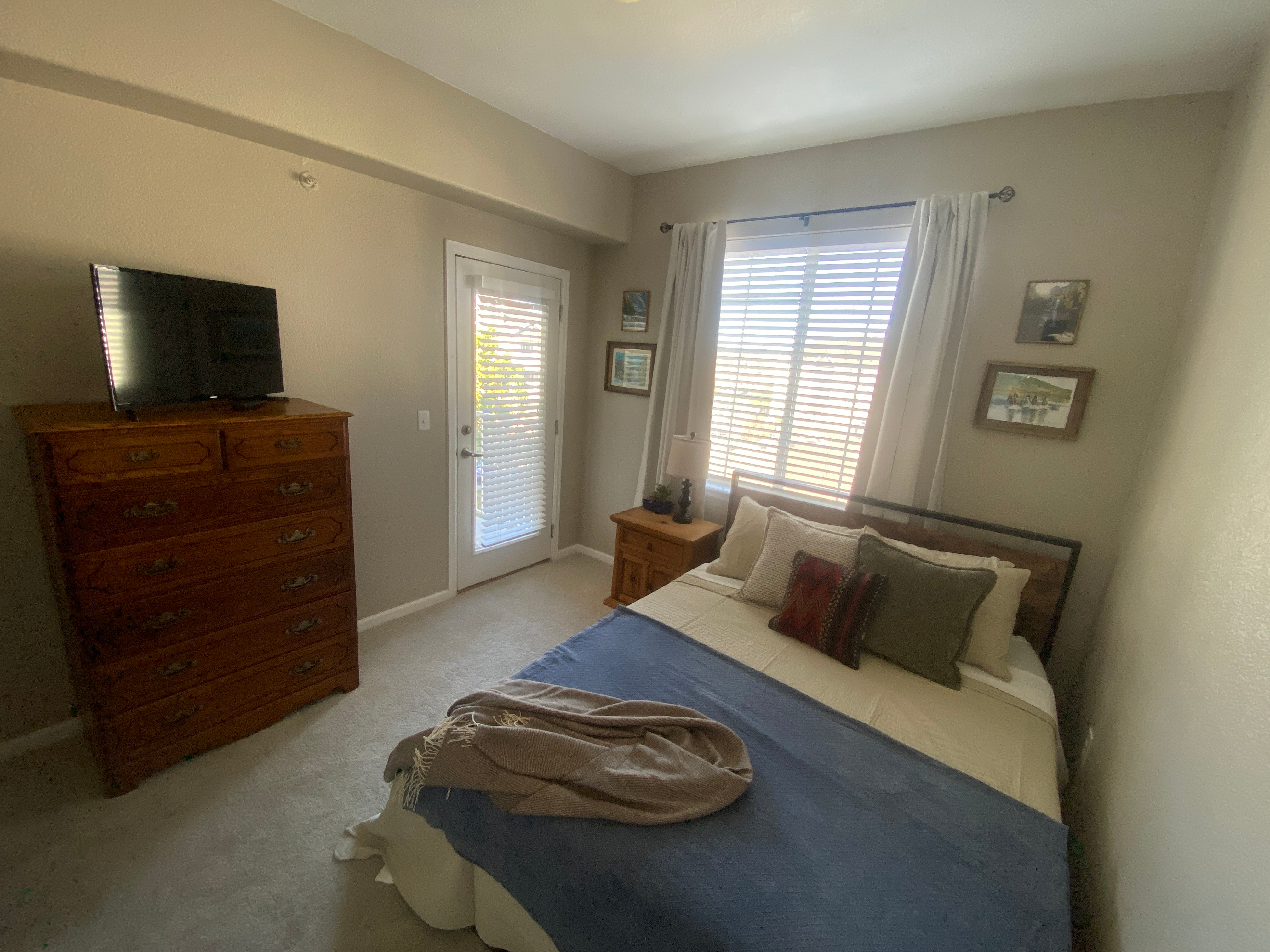 Private Room + Bath, 4 Min to Centennial Hospital, Dogs OK - Photo 2