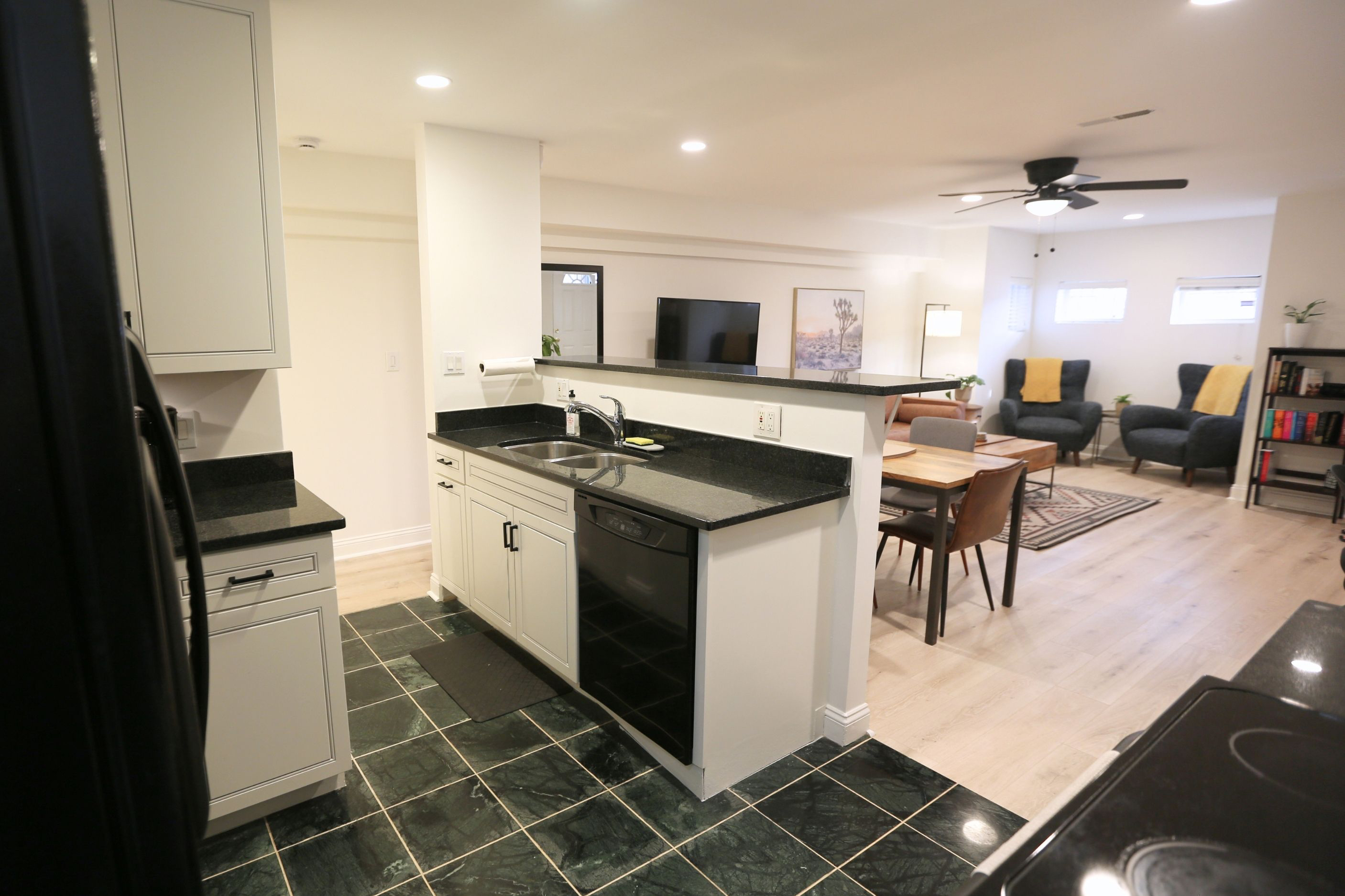 2Bd 1Ba Garden level apartment - Photo 3