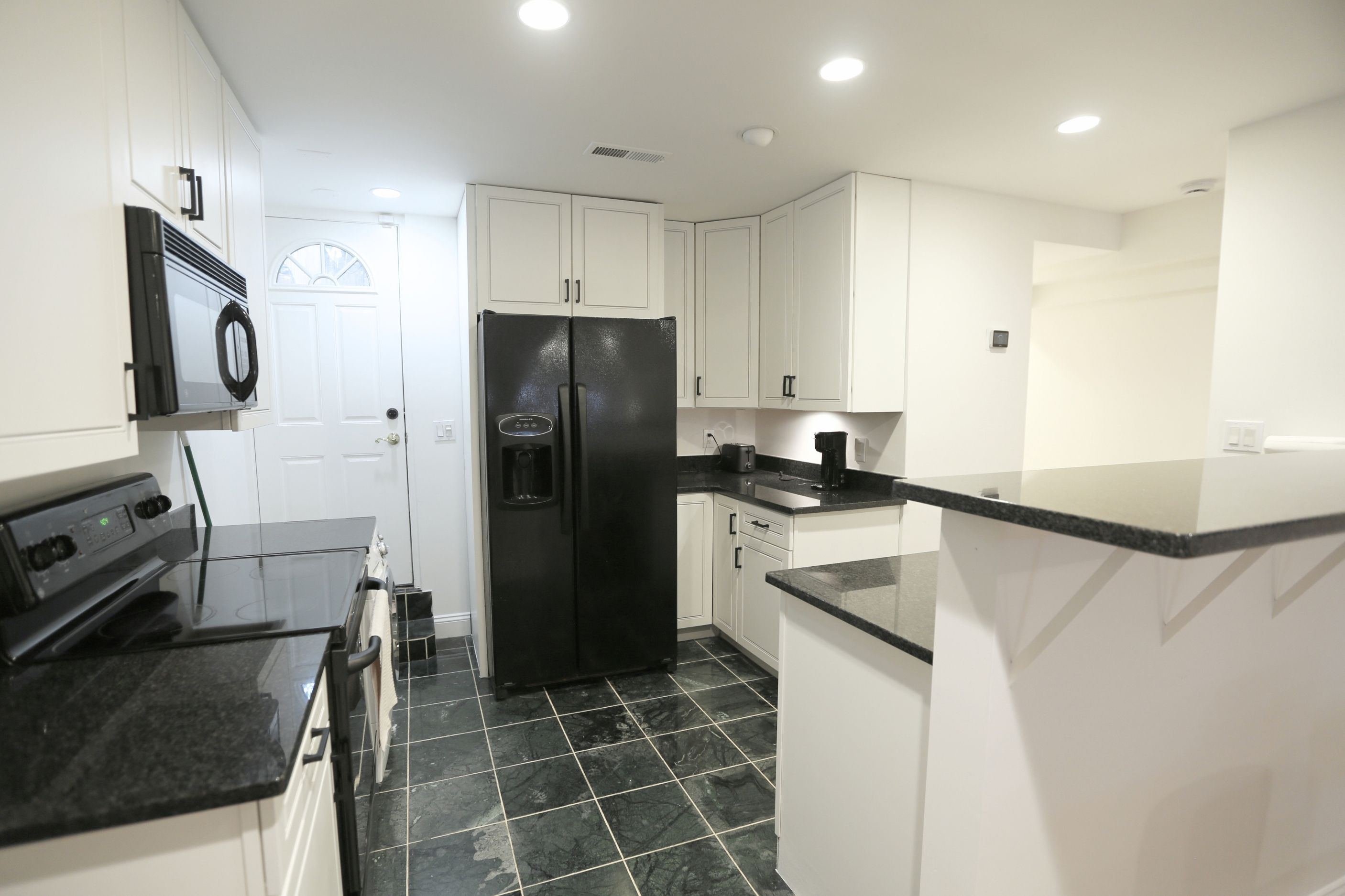 2Bd 1Ba Garden level apartment - Photo 4