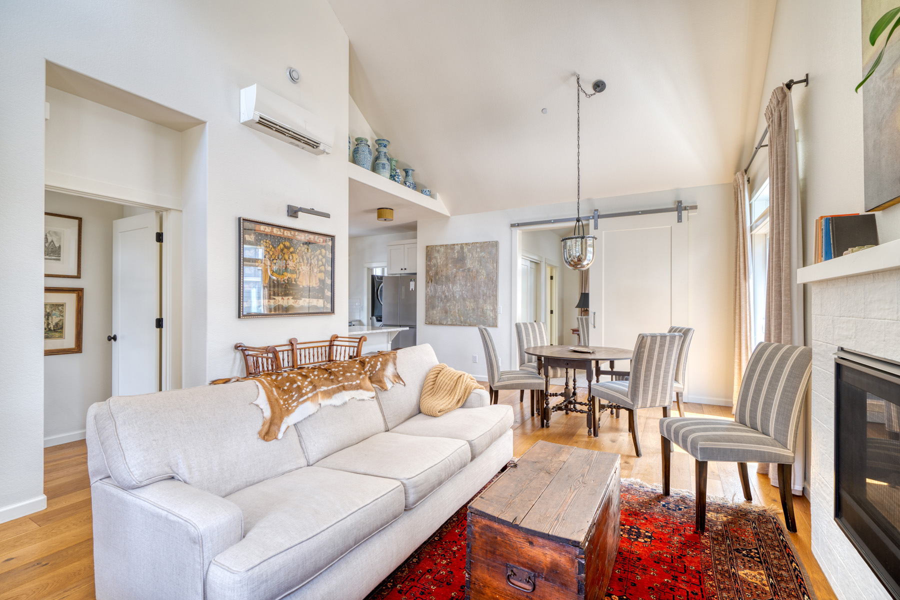 Art Collectors Sophisticated NW Crossing Home - Photo 2