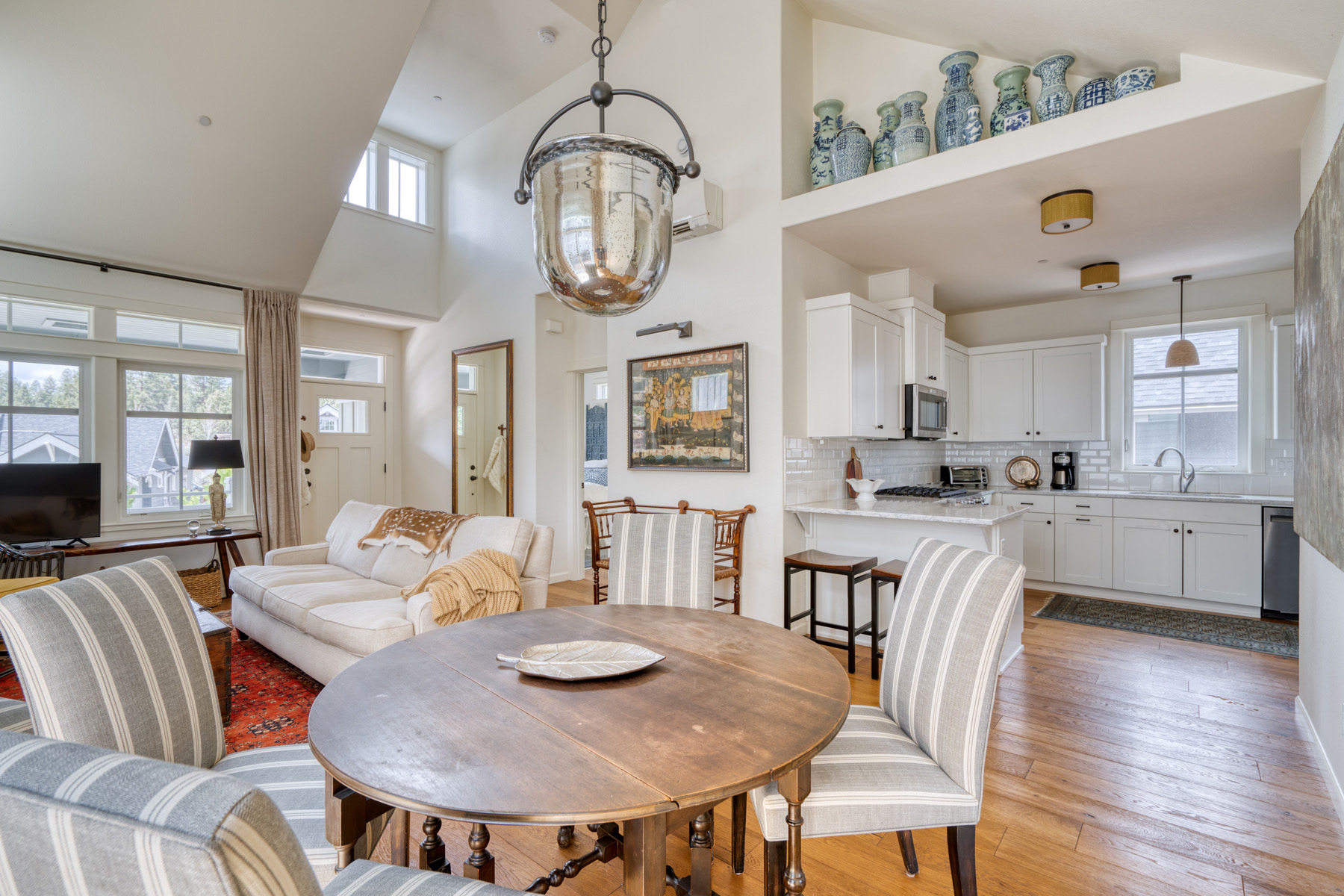 Art Collectors Sophisticated NW Crossing Home - Photo 4