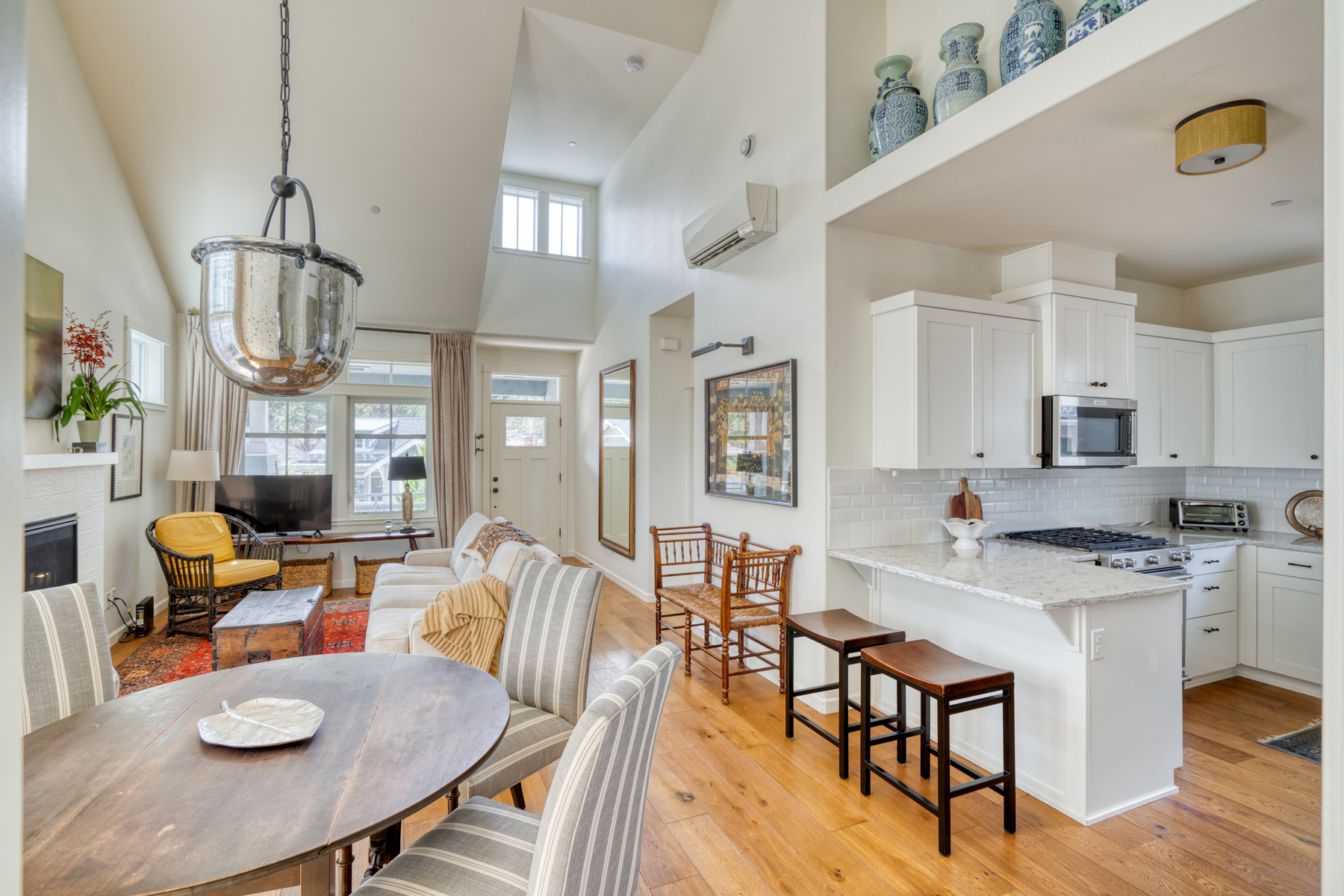 Art Collectors Sophisticated NW Crossing Home - Photo 5