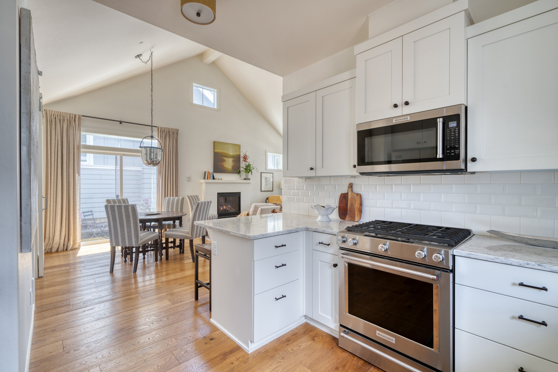 Art Collectors Sophisticated NW Crossing Home - Photo 6