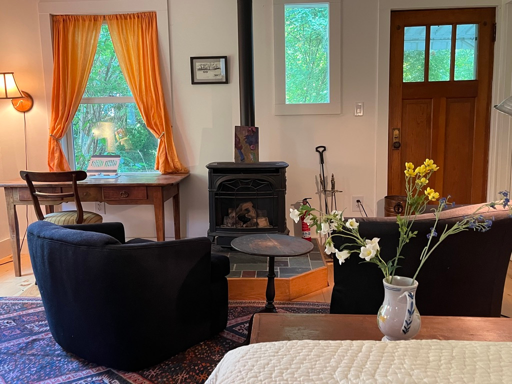 Charming 3 Bedroom House on Quiet Road with Woodburning Stove & Baby Grand Piano - Photo 3