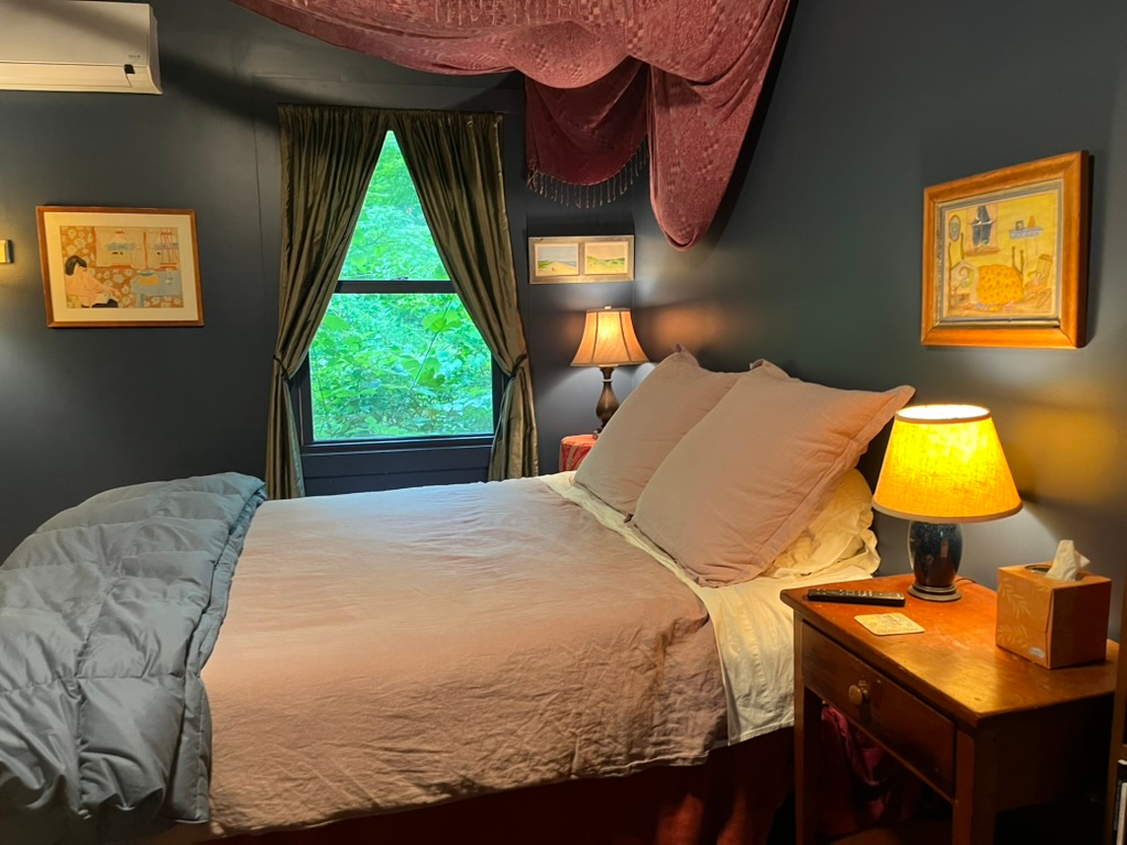 Charming 3 Bedroom House on Quiet Road with Woodburning Stove & Baby Grand Piano - Photo 11