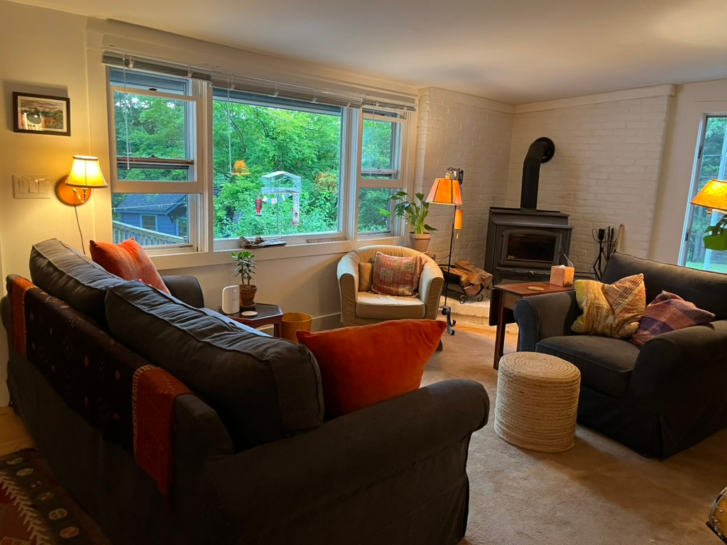 Charming 3 Bedroom House on Quiet Road with Woodburning Stove & Baby Grand Piano - Photo 2