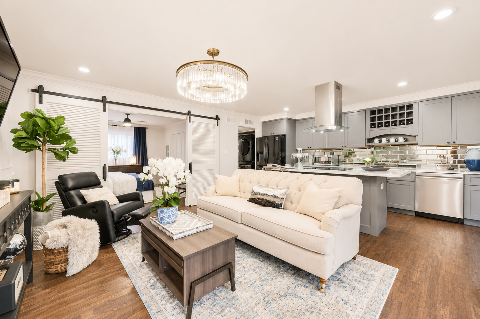 Lovely One-Bedroom with Private Patio - Photo 3