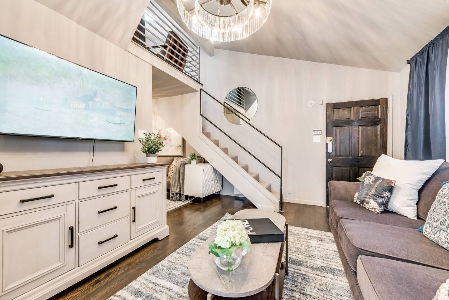 Sunlit Modern 2BR Loft - Photo 3