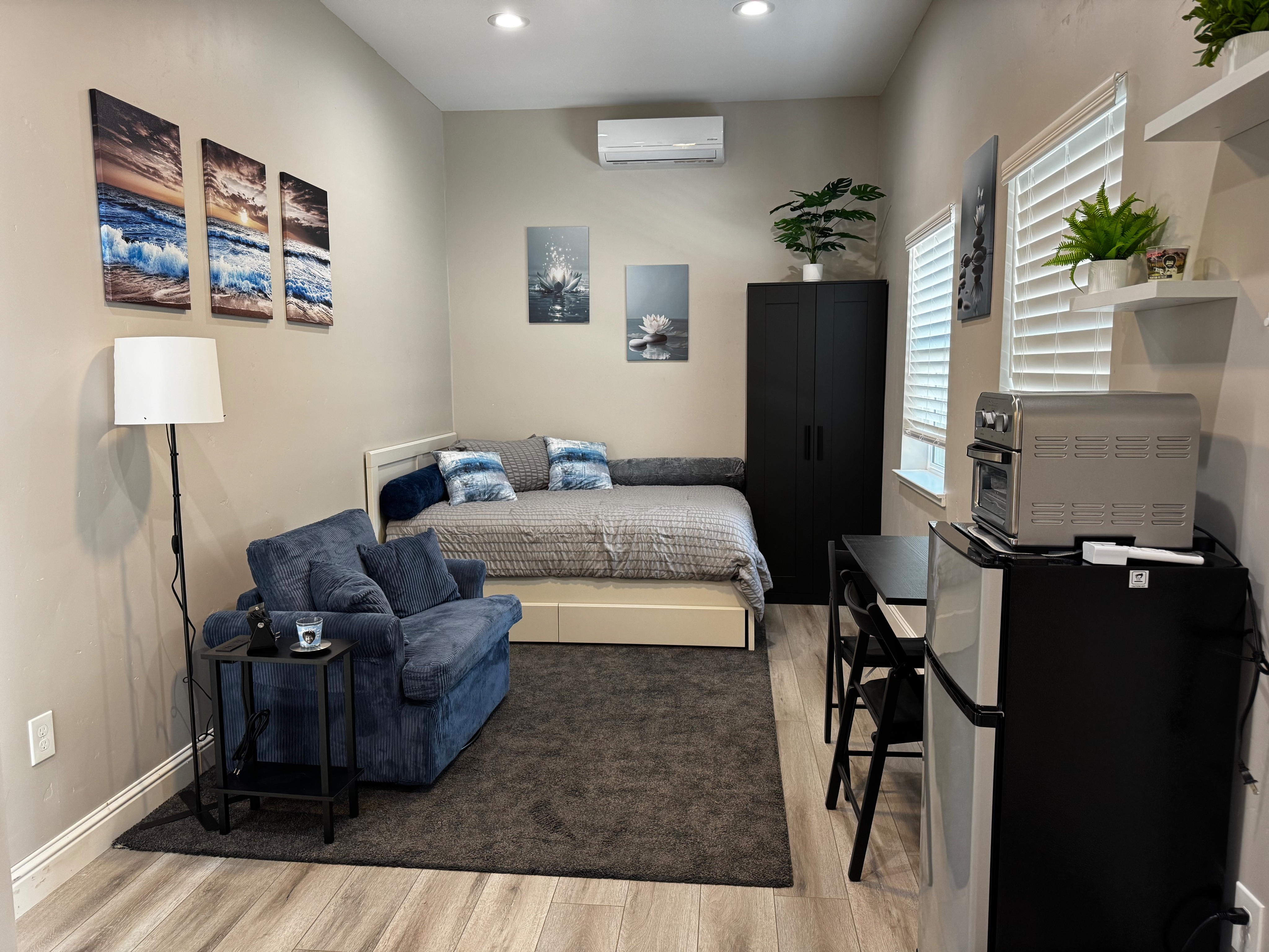 Super cute well stocked Studio, private patio backs up to small private park, optional laundry service available - Photo 1