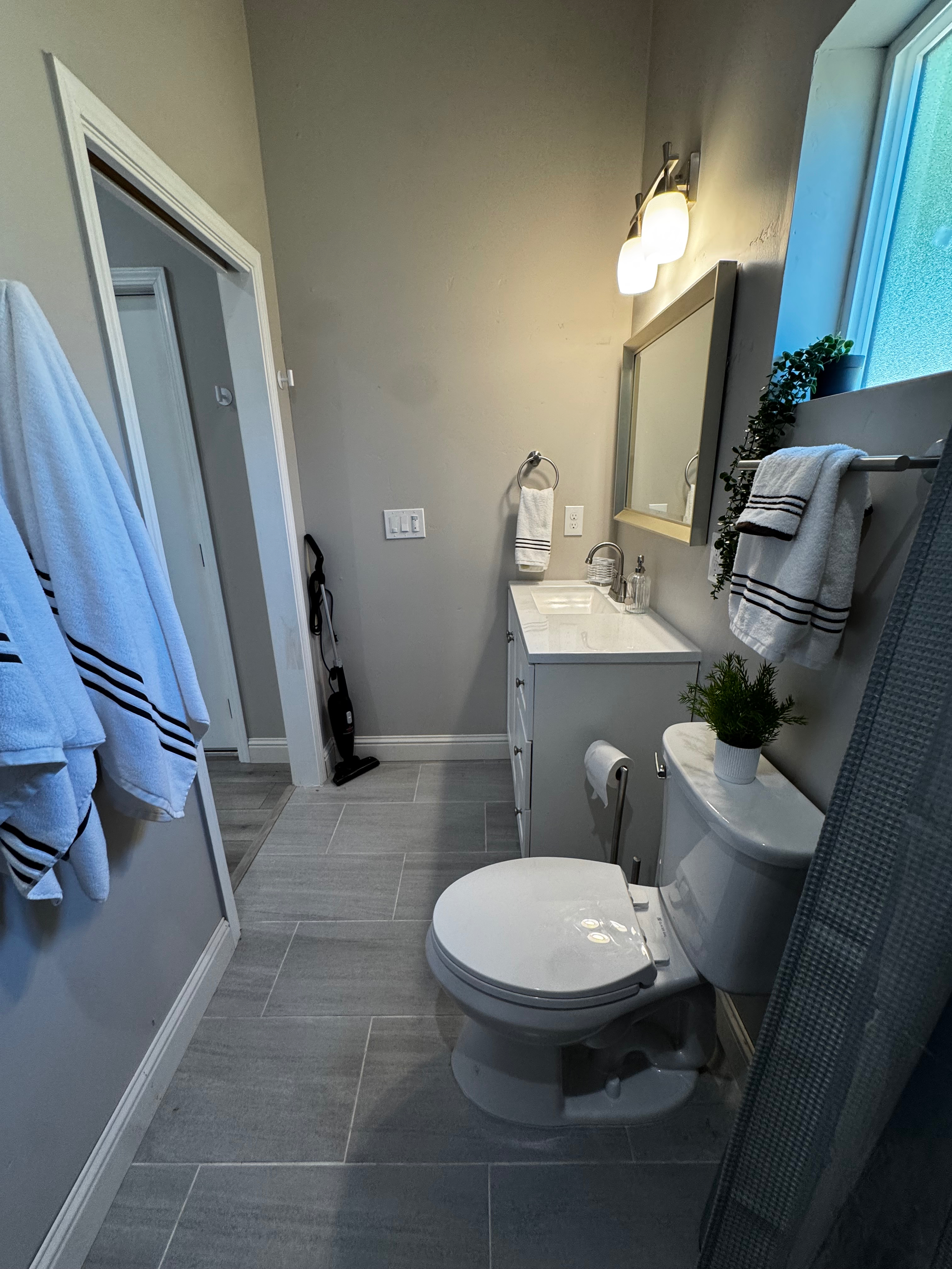 Super cute well stocked Studio, private patio backs up to small private park, optional laundry service available - Photo 4