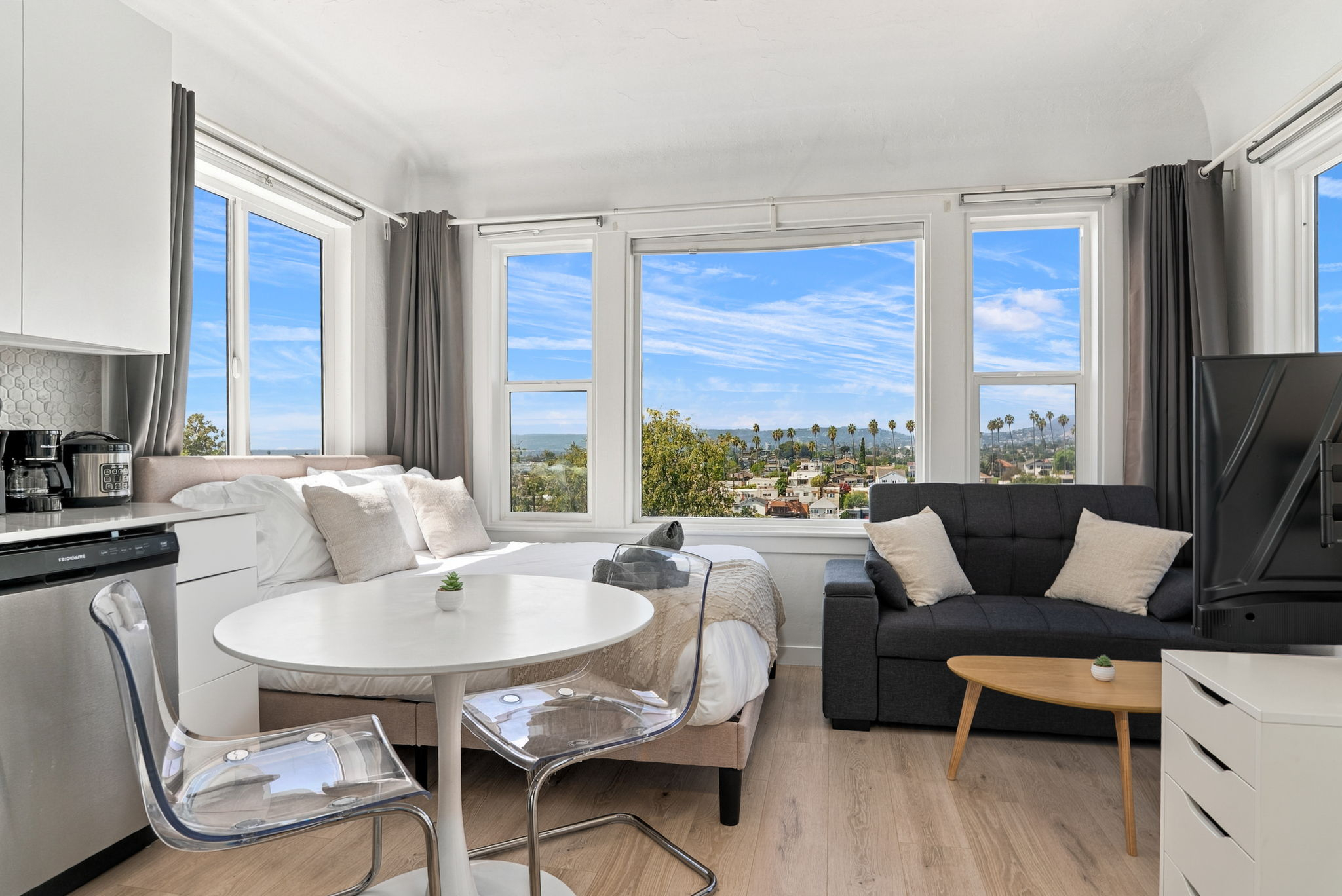 Echo Park Studio with a view near Dodger Stadium - Photo 1