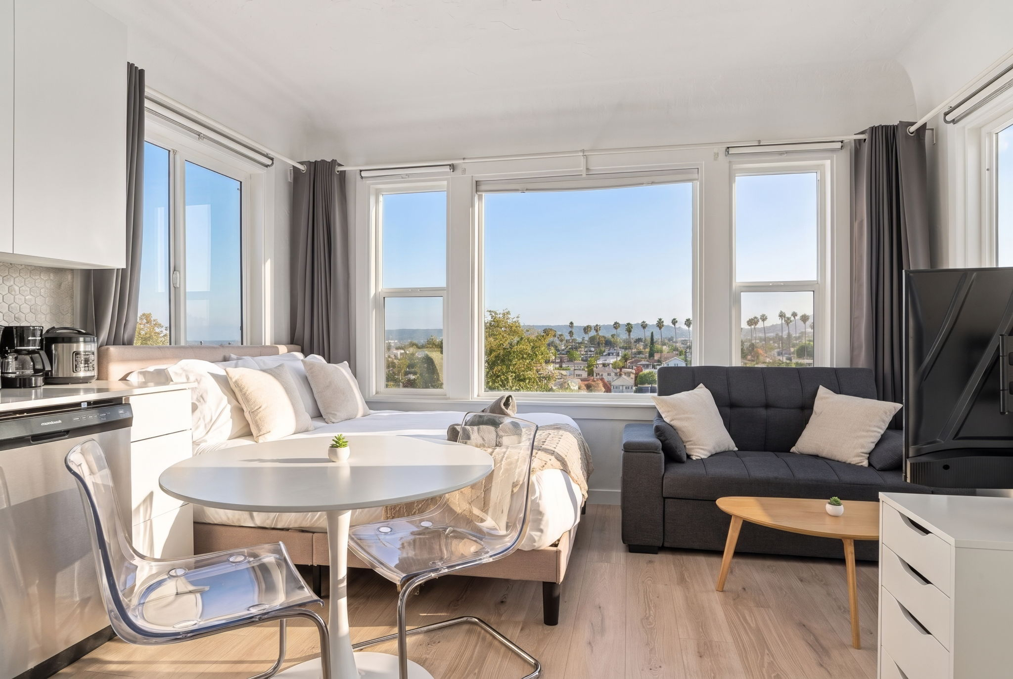 Echo Park Studio with a view near Dodger Stadium - Photo 2