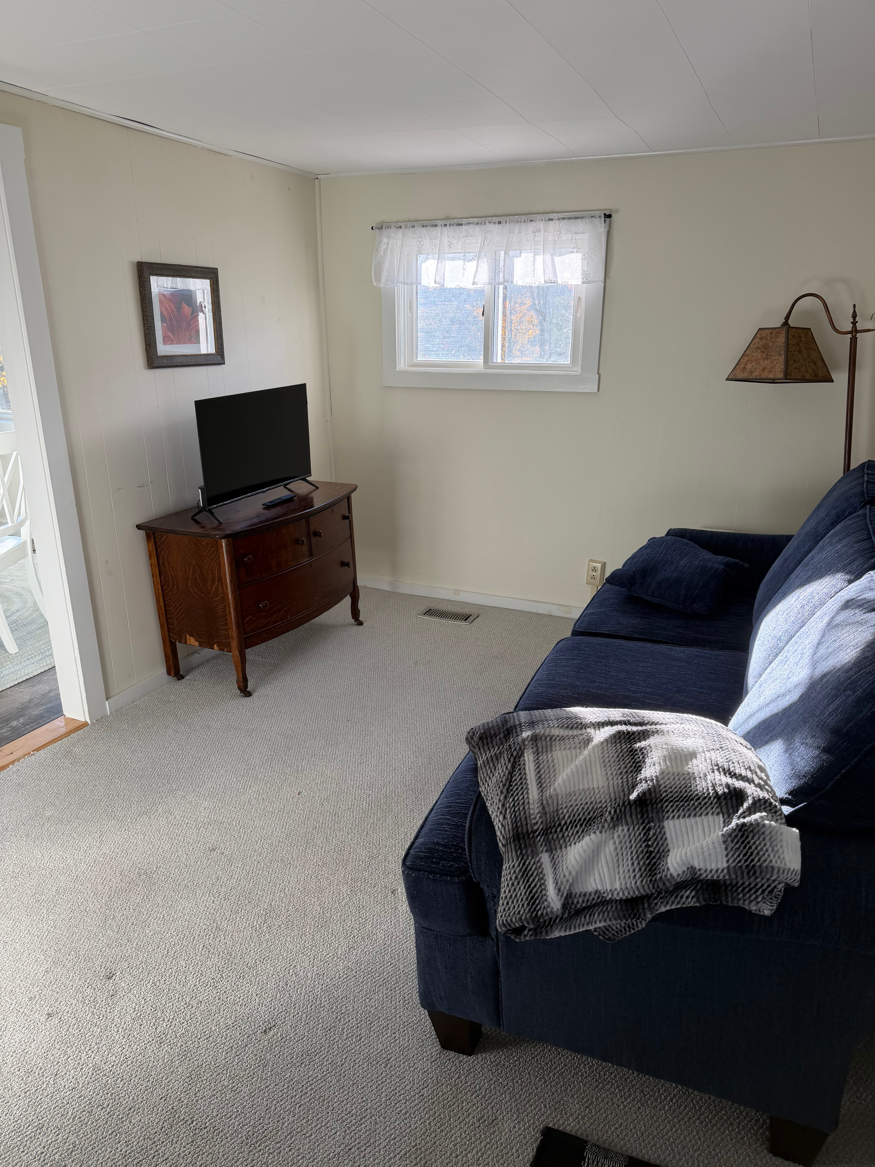 Rustic house with mountain views conveniently located to skiing, hiking. biking and other activities - Photo 12